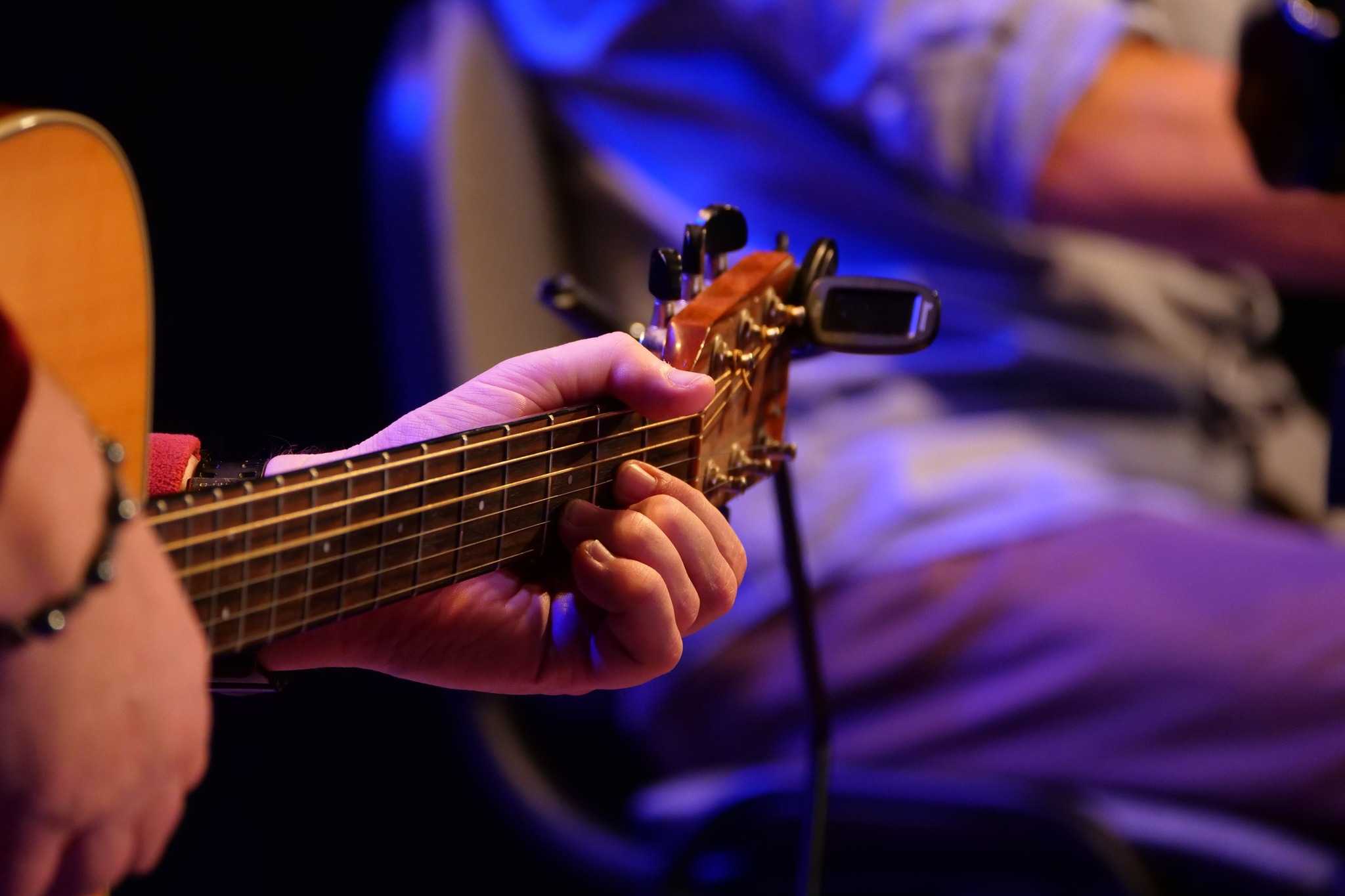 Muzycy na scenie MOKu podczas wieczorku bluesowo-jazzowego