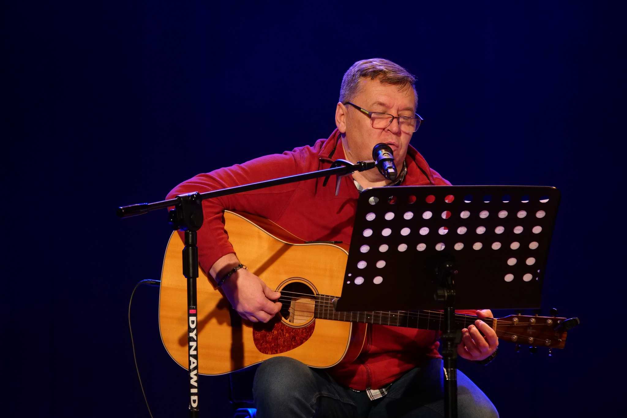 Muzycy na scenie MOKu podczas wieczorku bluesowo-jazzowego 