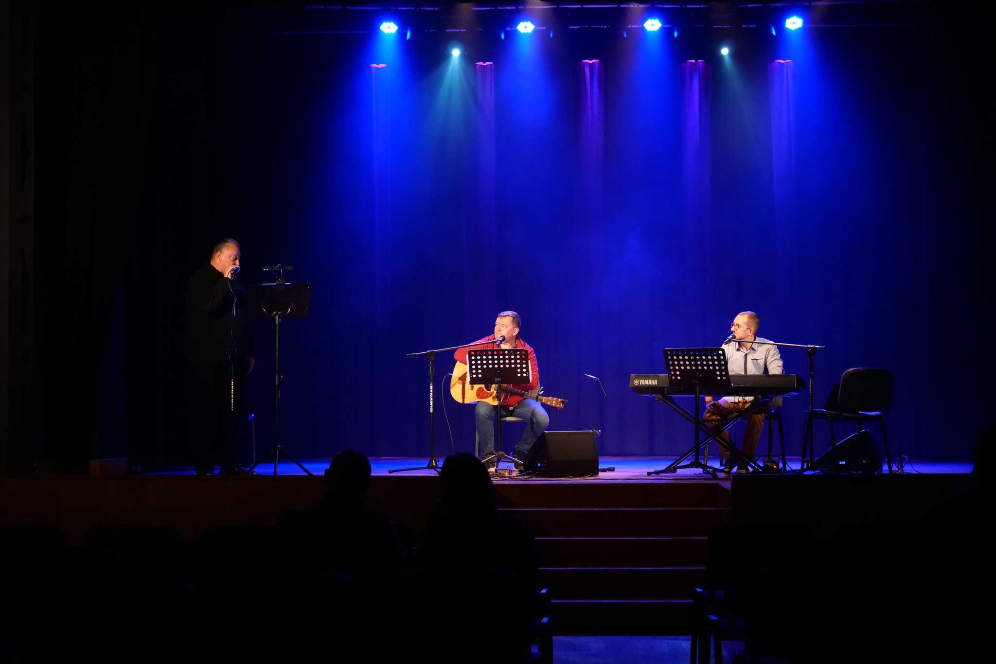Muzycy na scenie MOKu podczas wieczorku bluesowo-jazzowego 