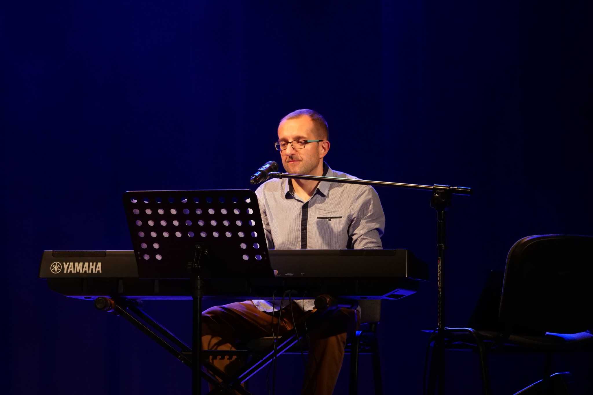 Muzycy na scenie MOKu podczas wieczorku bluesowo-jazzowego 