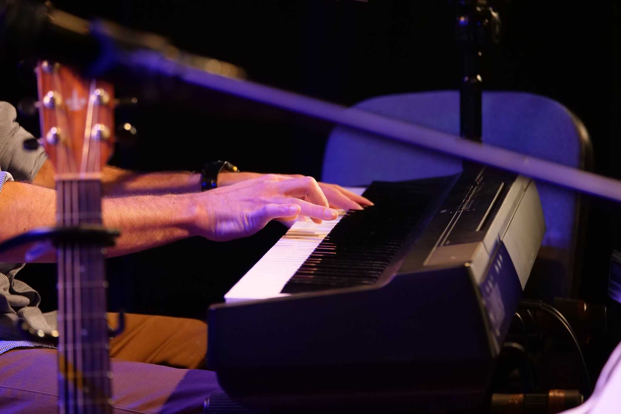 Muzycy na scenie MOKu podczas wieczorku bluesowo-jazzowego 