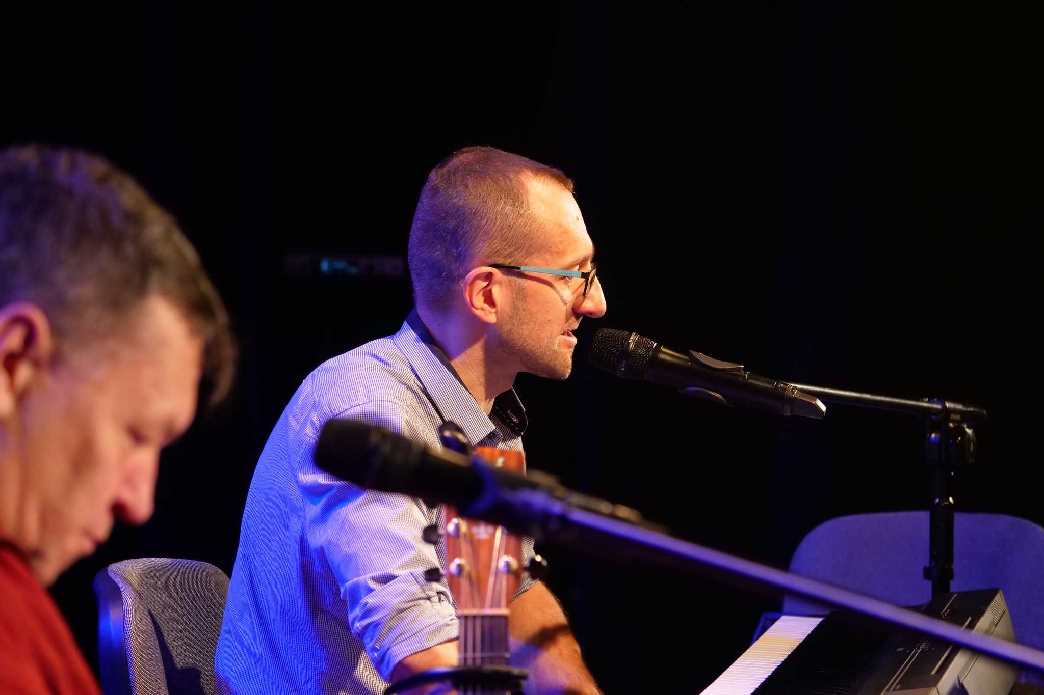 Muzycy na scenie MOKu podczas wieczorku bluesowo-jazzowego 