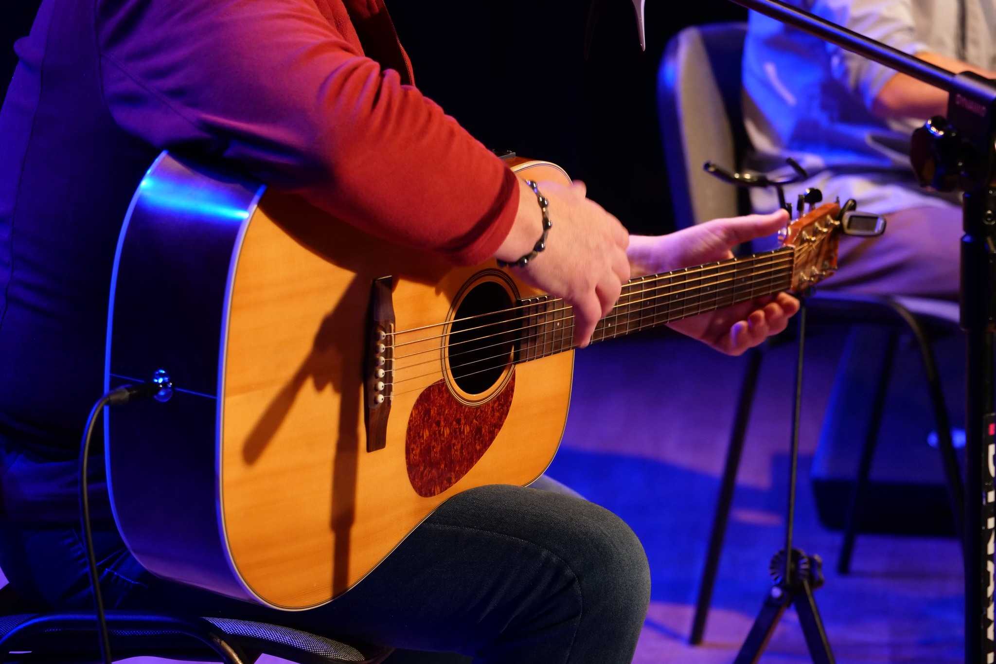 Muzycy na scenie MOKu podczas wieczorku bluesowo-jazzowego 
