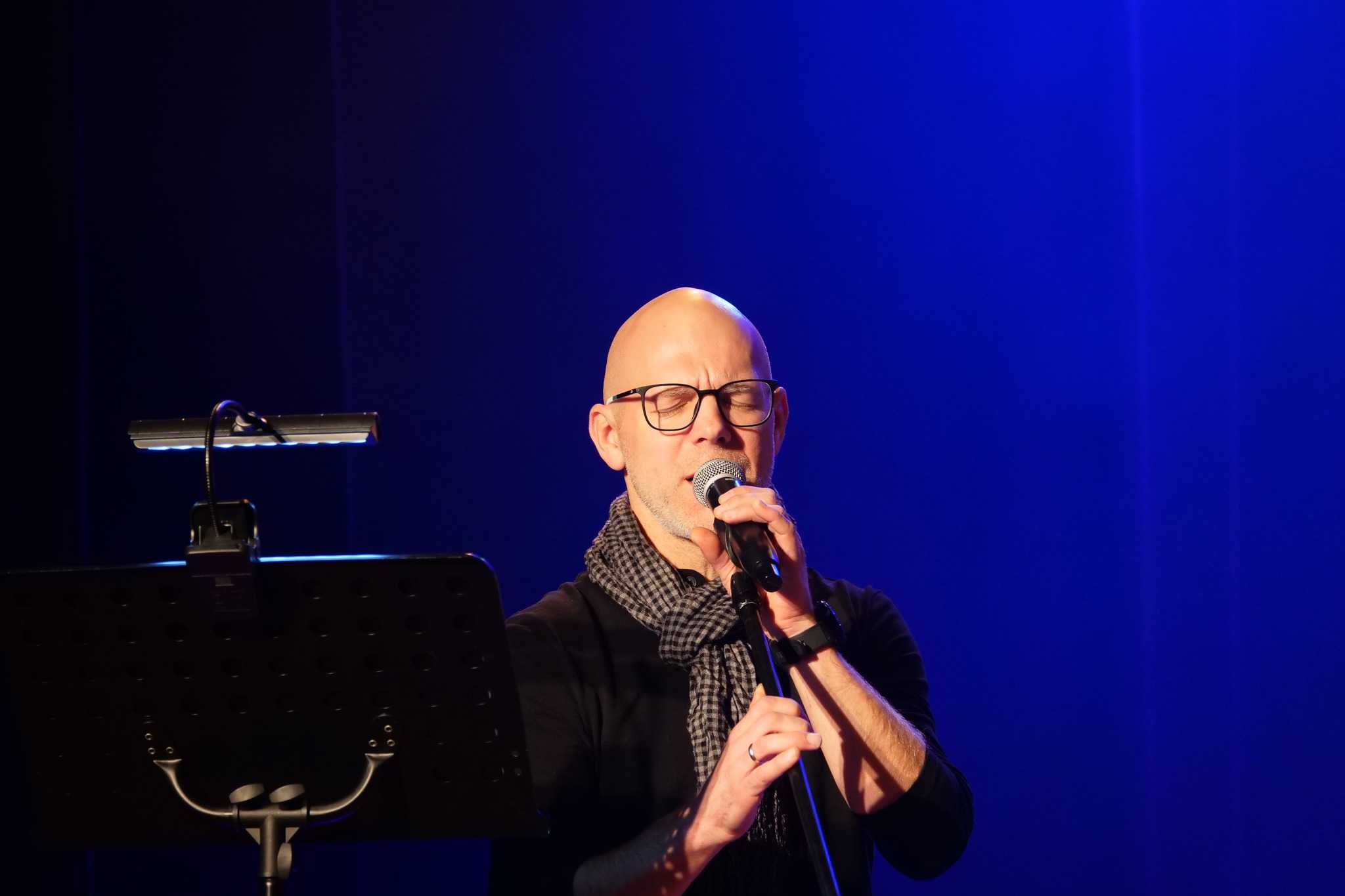 Muzycy na scenie MOKu podczas wieczorku bluesowo-jazzowego 