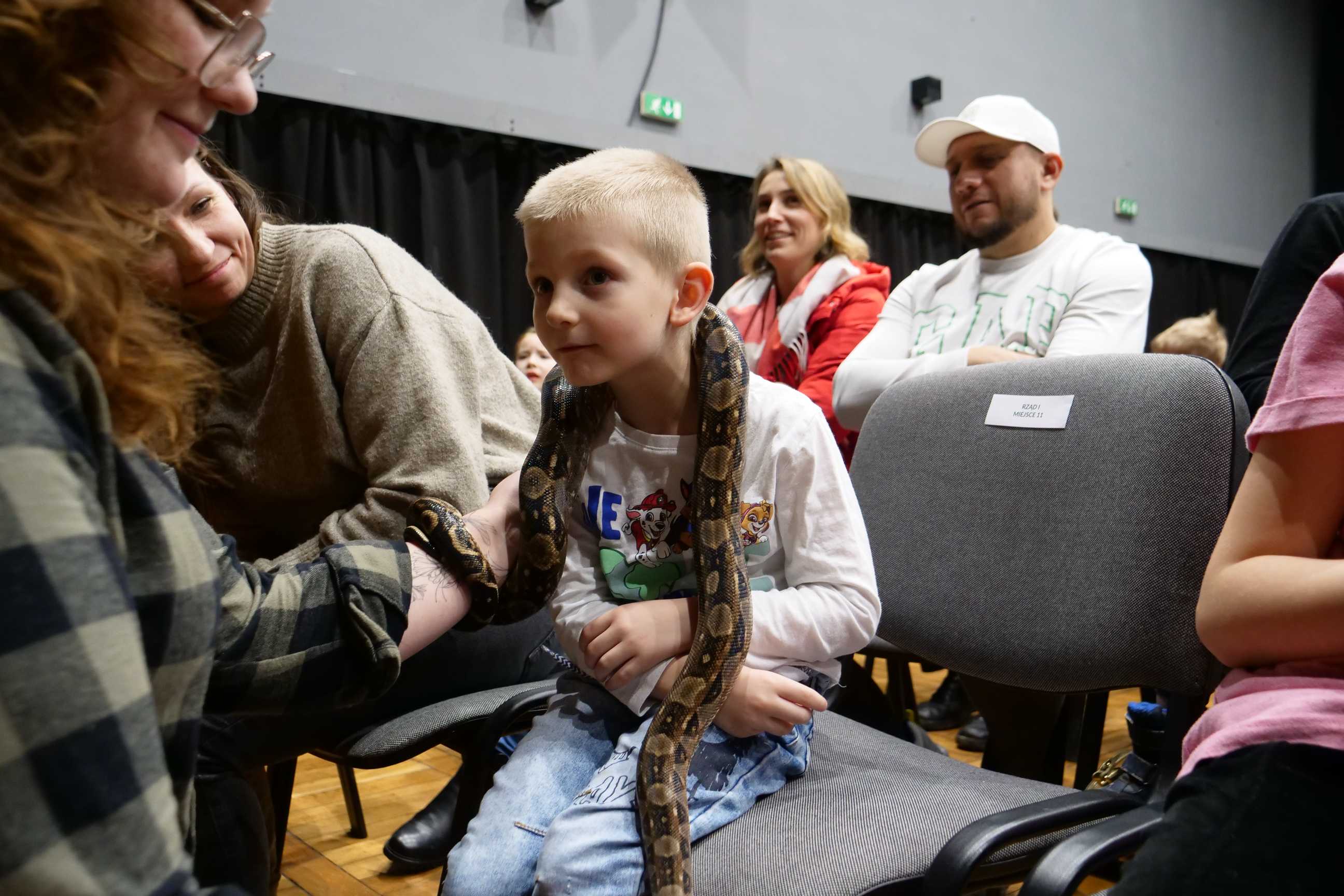 Zwierzęta i uczestnicy wydarzenia "gady - pokaz edukacyjny dla dzieci" w Miejskim Ośrodku Kultury w Wojkowicach 12 lutego 2023