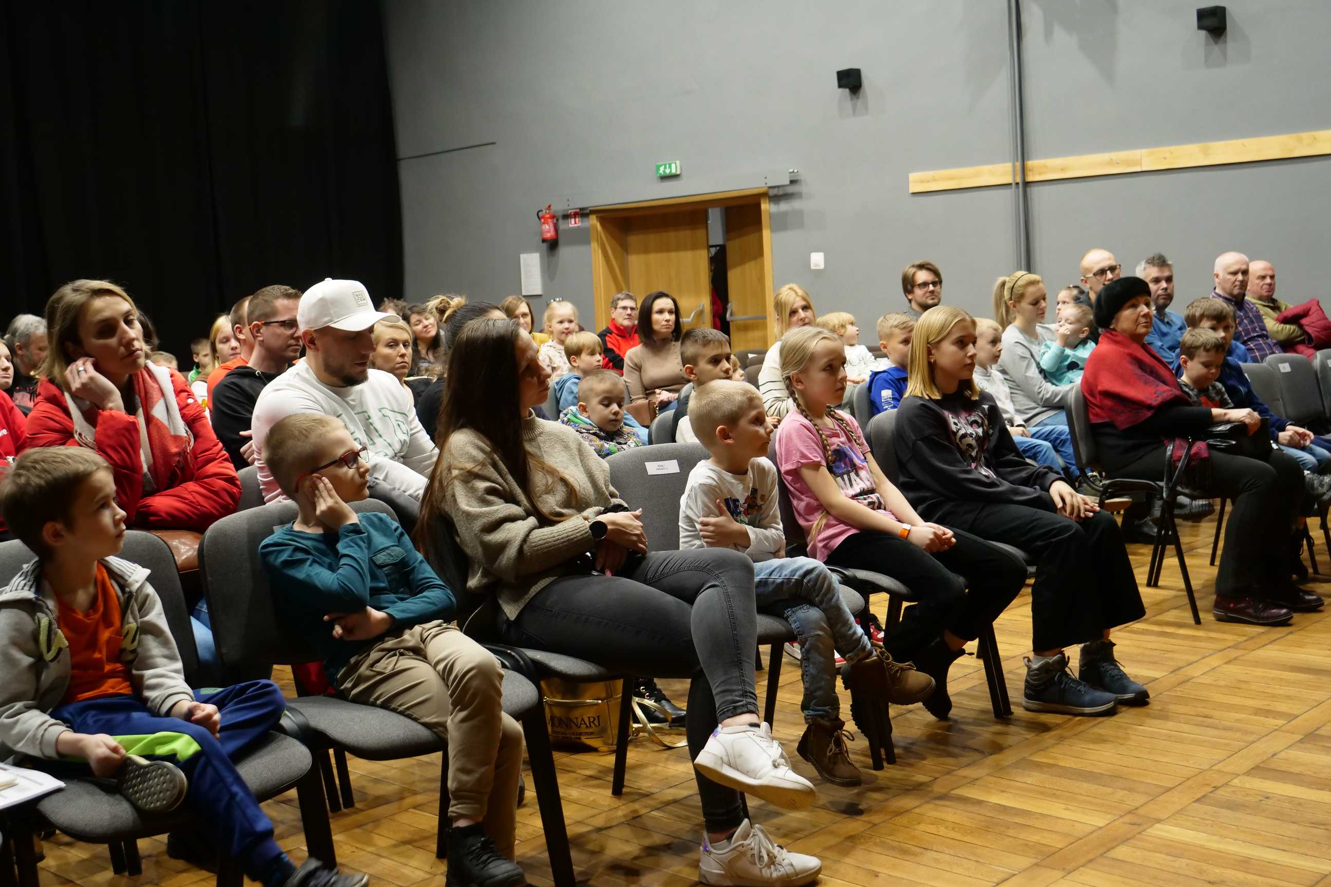 Zwierzęta i uczestnicy wydarzenia "gady - pokaz edukacyjny dla dzieci" w Miejskim Ośrodku Kultury w Wojkowicach 12 lutego 2023