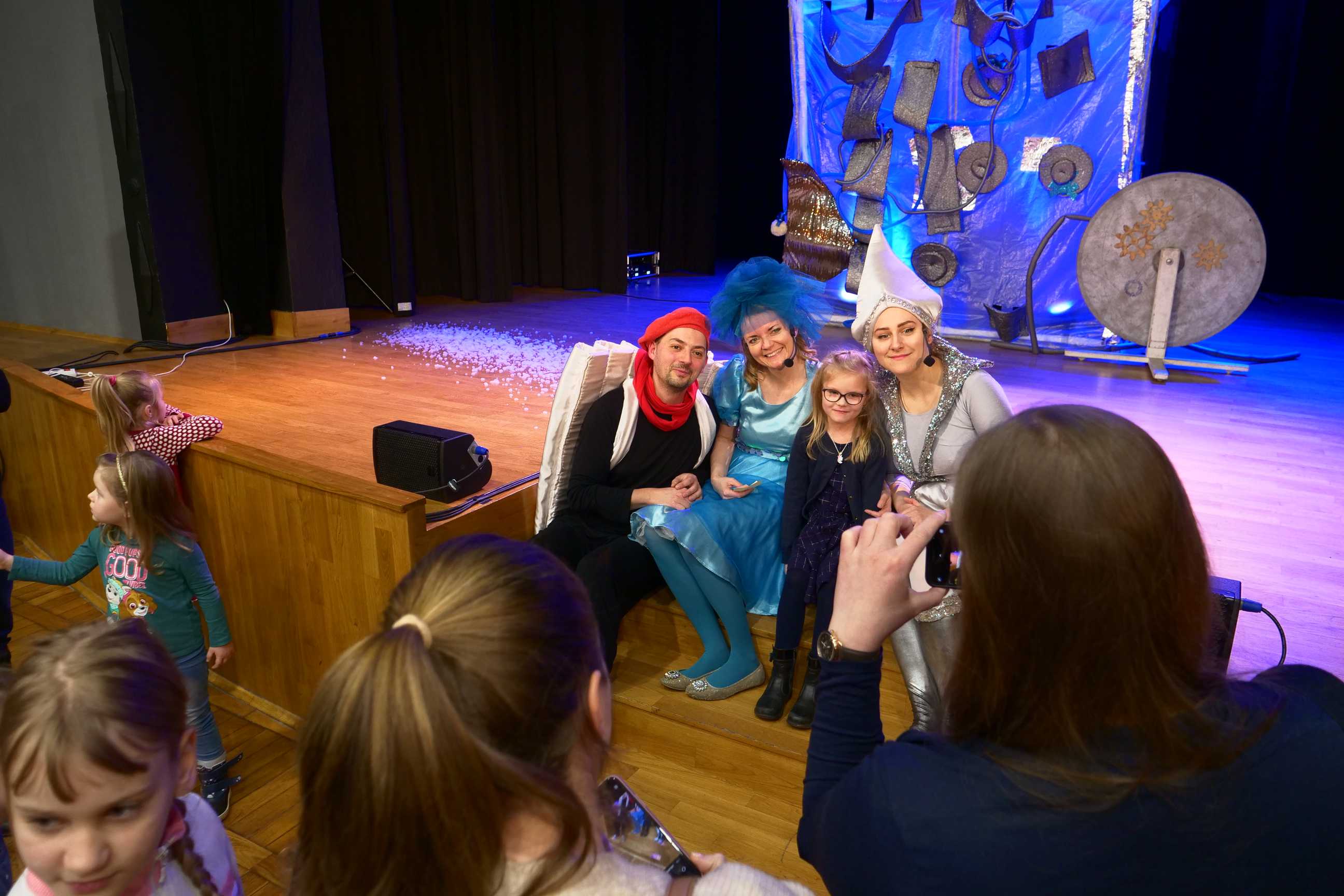 Publiczność i aktorzy na scenie podczas spektaklu dla dzieci "Fabryka śniegu" 26. lutego 2023 w Miejskim Ośrodku Kultury w Wojkowicach