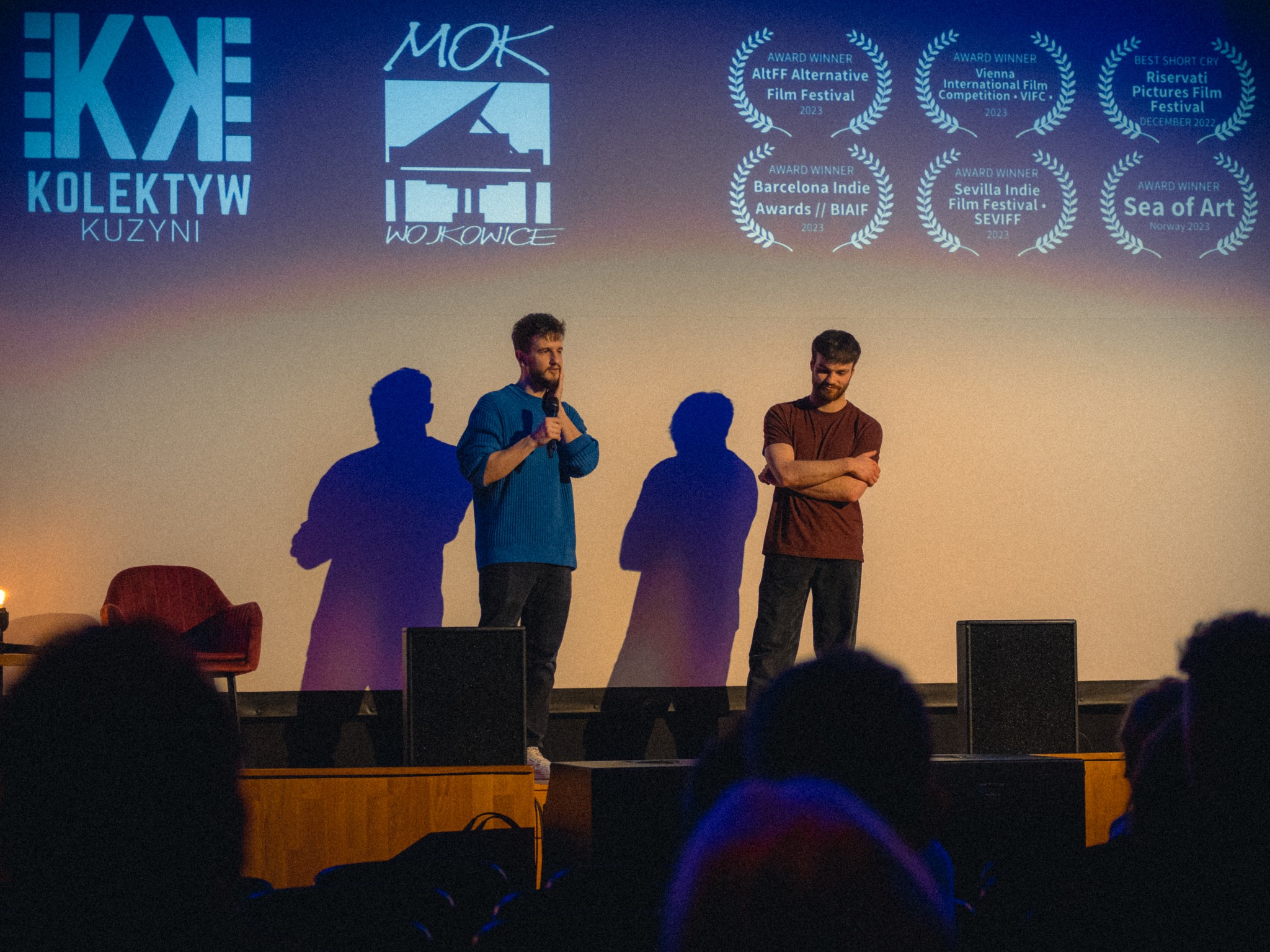Twórcy podczas pokazu filmu krótkometrażowego "Poranki, kiedy wracamy do domów" stworzonego przez Kolektyw Kuzyni. Na scenie Miejskiego Ośrodka Kultury w Wojkowicach