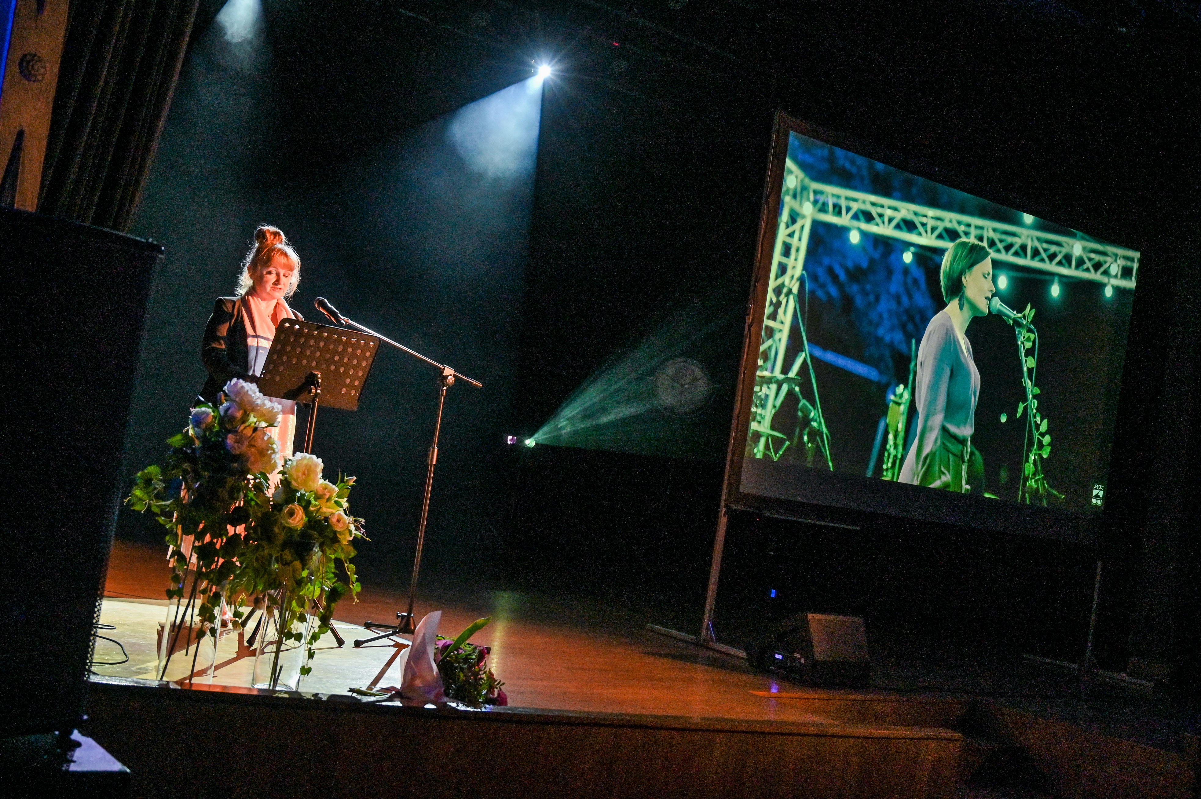 Dyrektor MOKu - Barbara Pawlak na scenie podzas Dnia Działacza Kultury 26. maja 2023