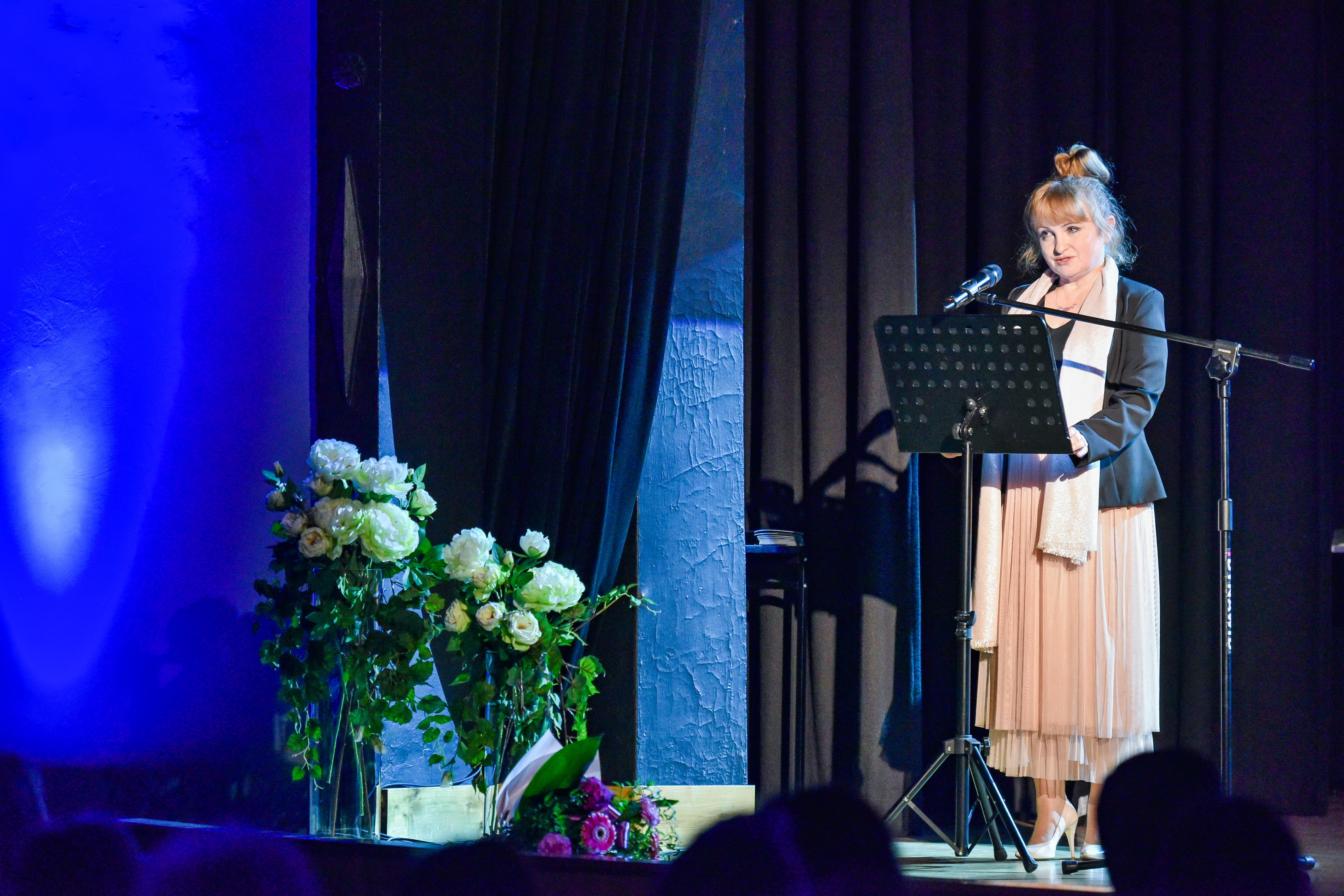 Dyrektor MOKu - Barbara Pawlak na scenie podzas Dnia Działacza Kultury 26. maja 2023