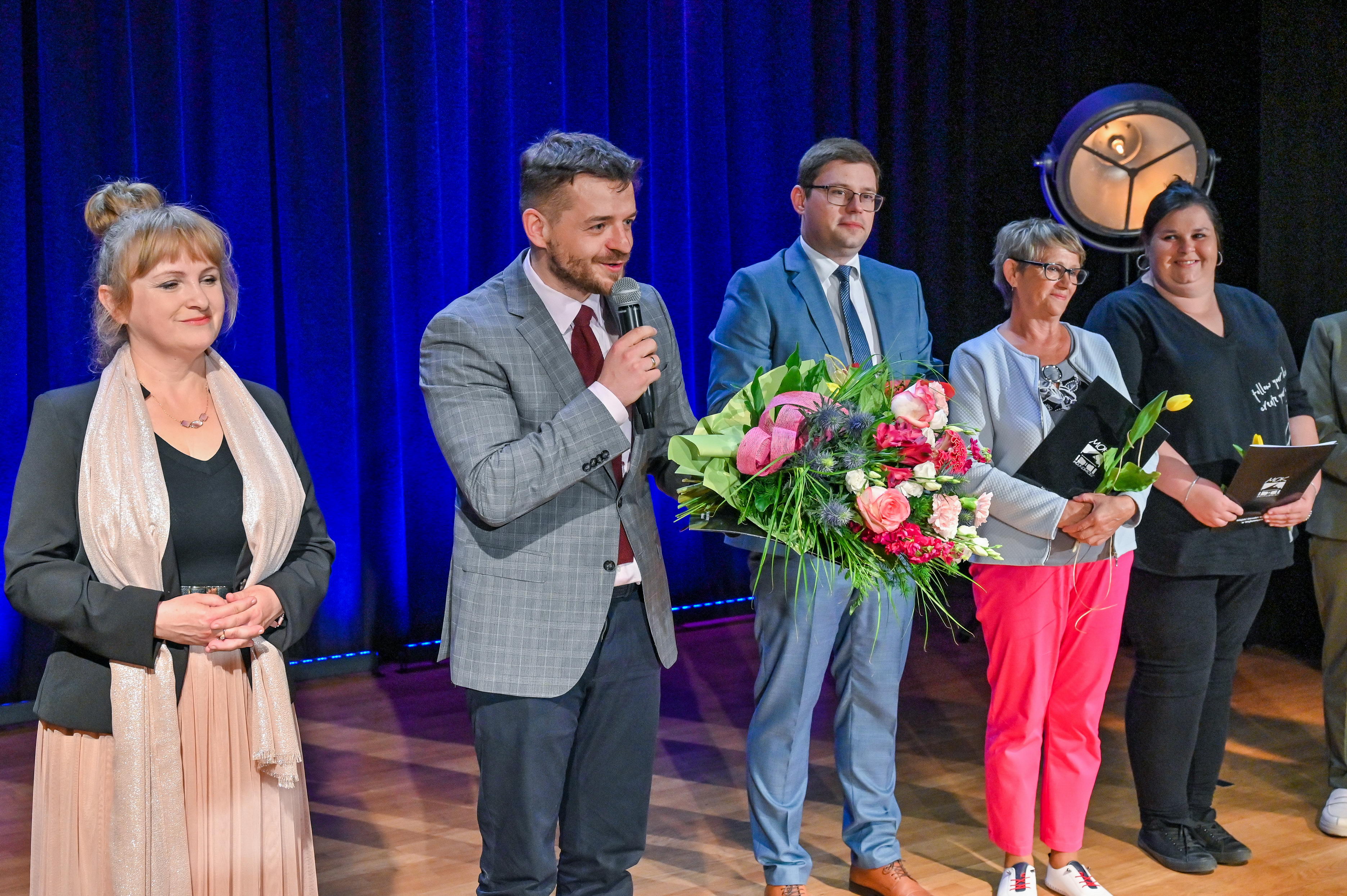 Dyrektor MOKu - Barbara Pawlak oraz goście na scenie podzas Dnia Działacza Kultury 26. maja 2023