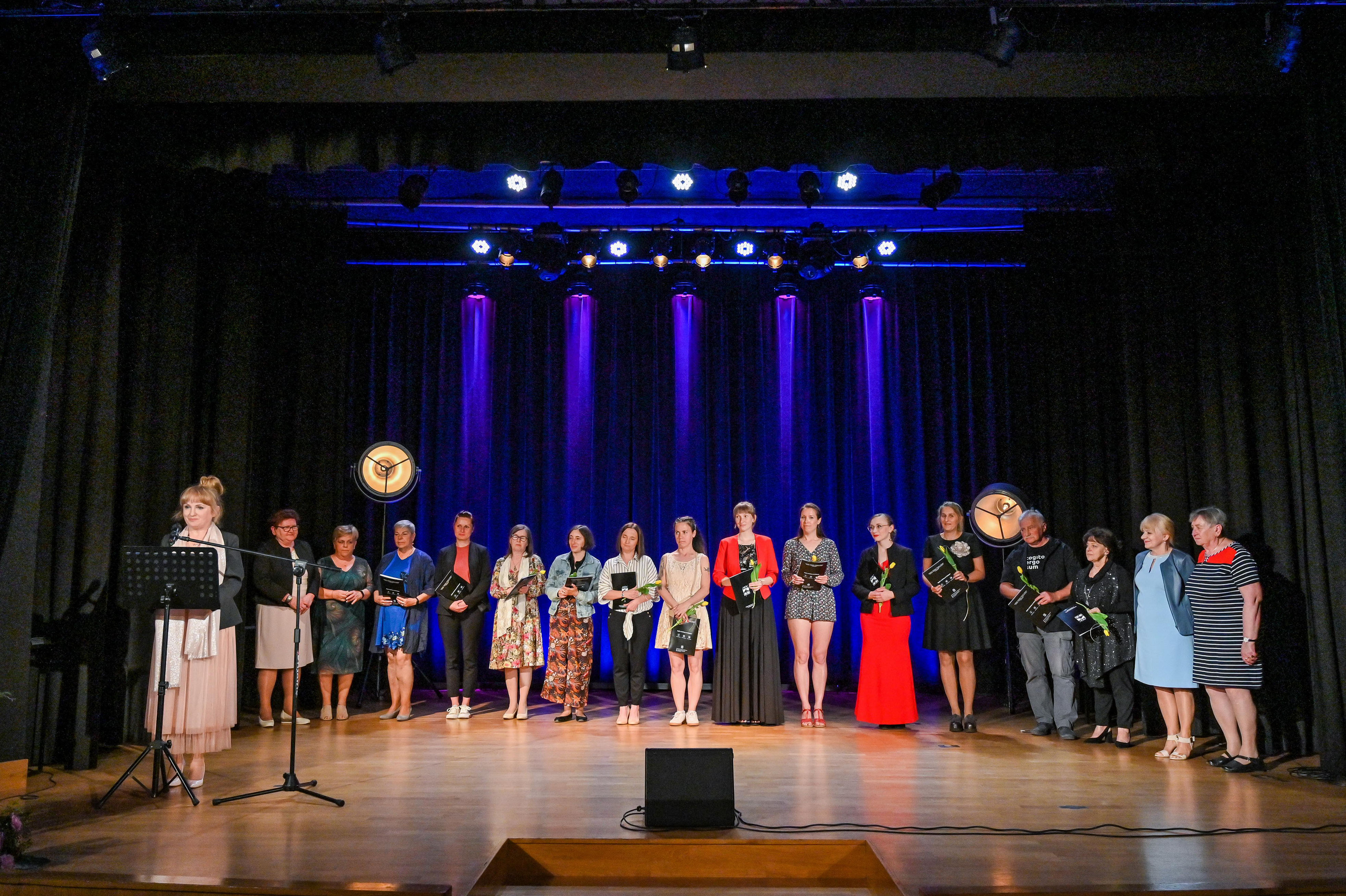 Dyrektor MOKu - Barbara Pawlak oraz goście na scenie podzas Dnia Działacza Kultury 26. maja 2023