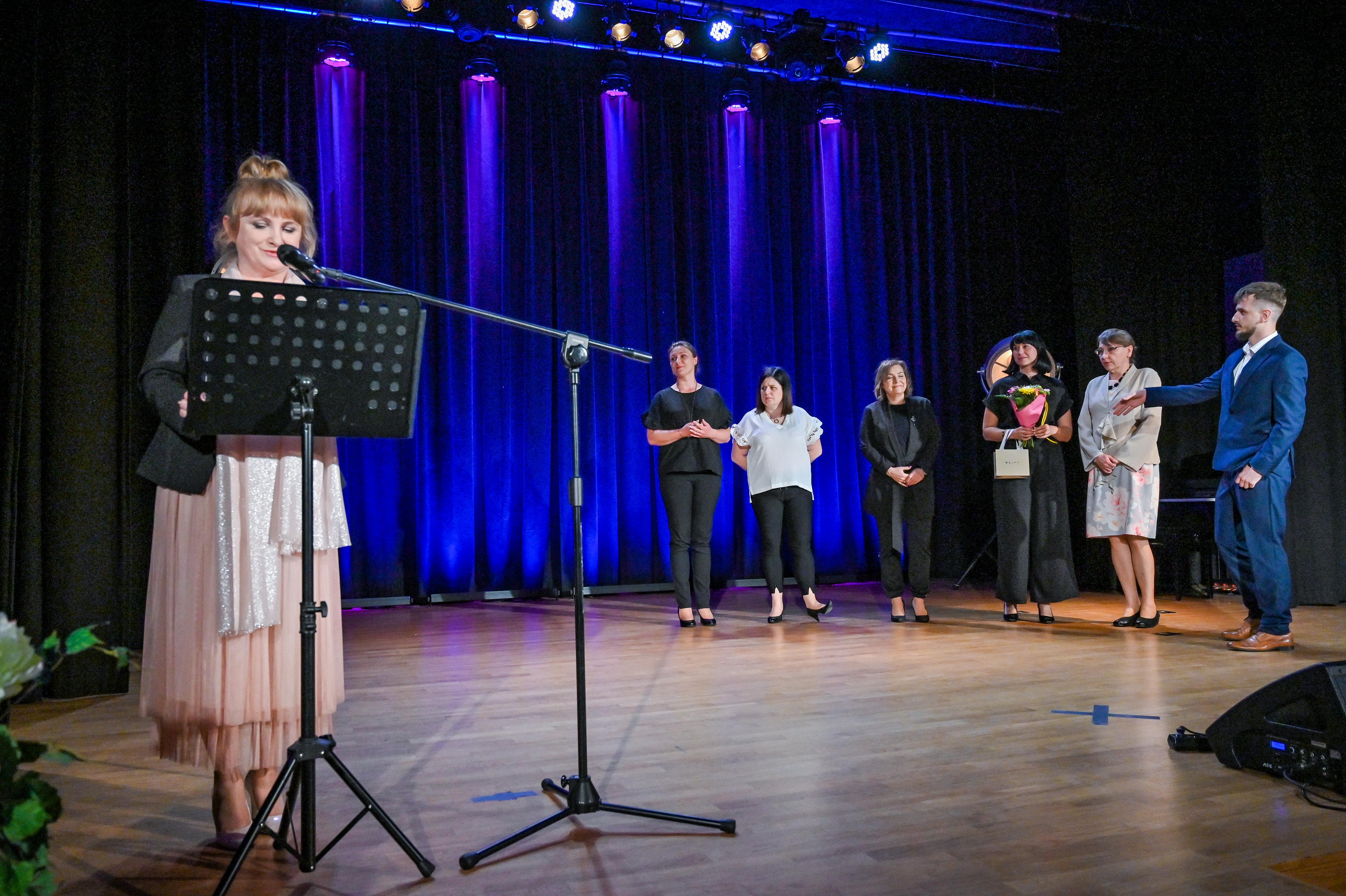 Dyrektor MOKu - Barbara Pawlak pracownicy na scenie podzas Dnia Działacza Kultury 26. maja 2023