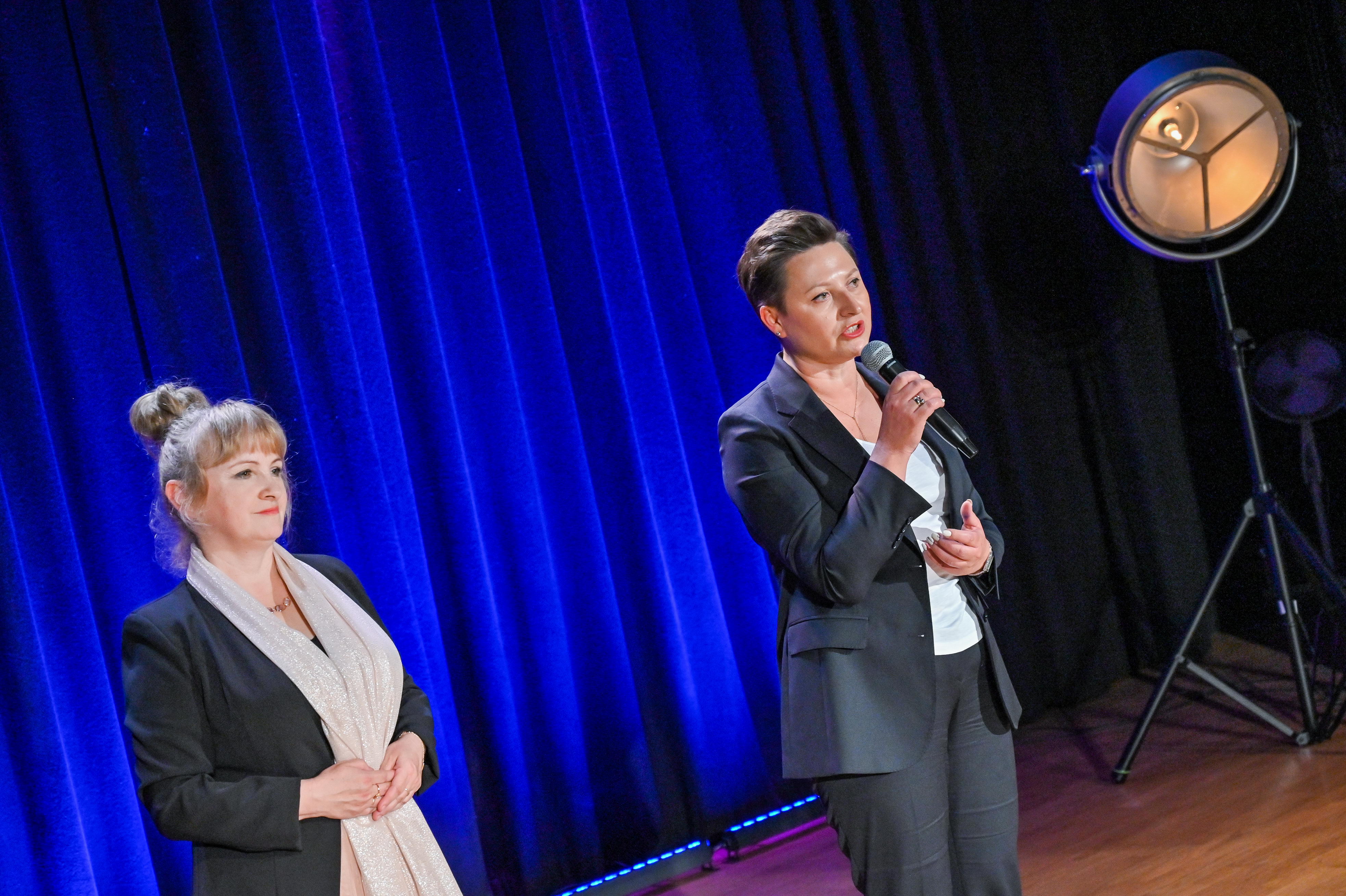 Dyrektor MOKu - Barbara Pawlak oraz goście na scenie podzas Dnia Działacza Kultury 26. maja 2023