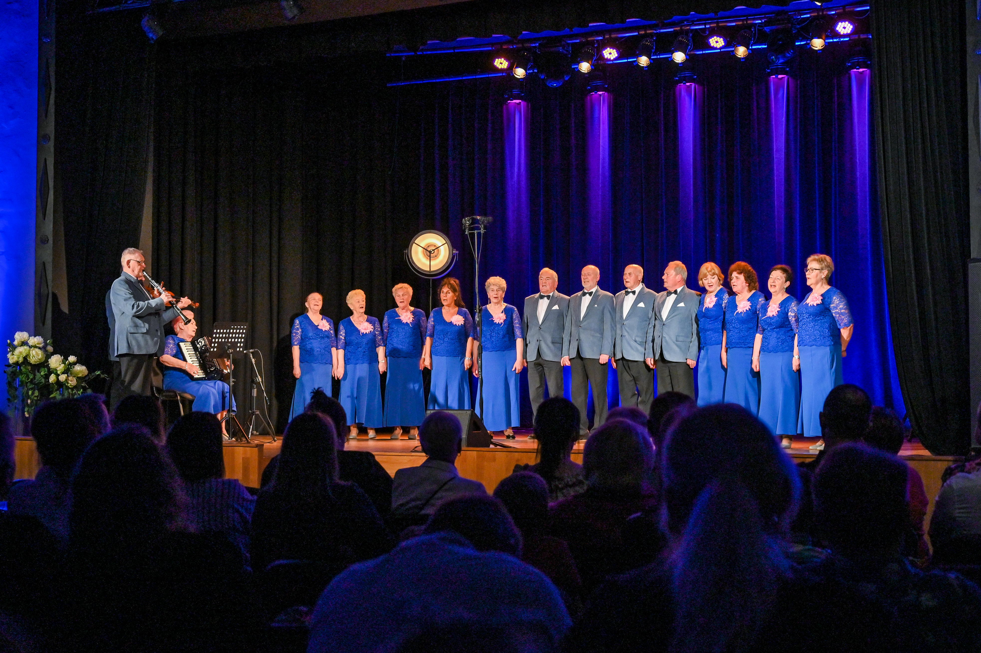 Regionalny Zespół Folklorystyczny Jaworznik na scenie podzas Dnia Działacza Kultury 26. maja 2023
