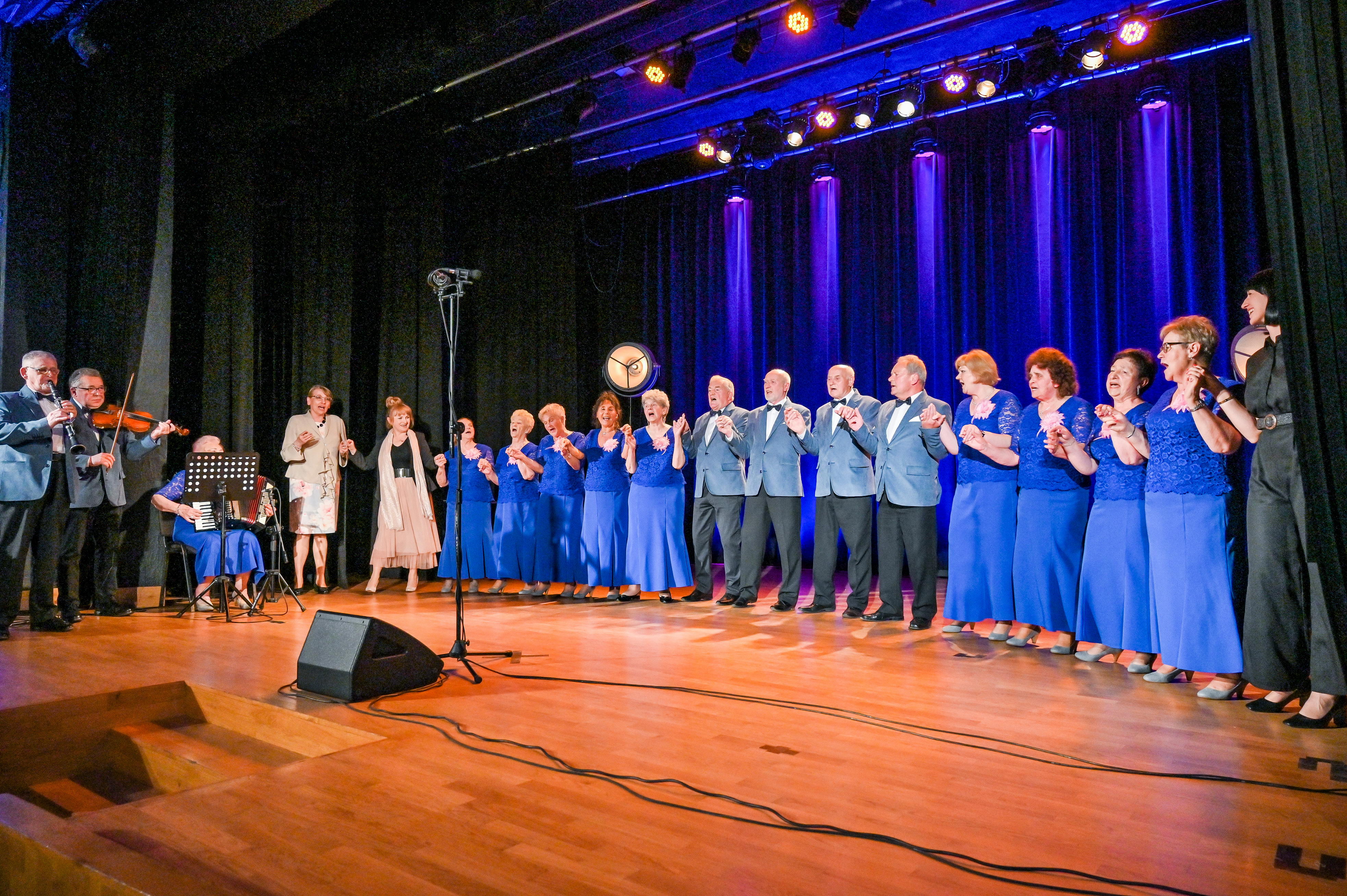 Regionalny Zespół Folklorystyczny Jaworznik oraz dyrektor i pracownicy MOKu na scenie podzas Dnia Działacza Kultury 26. maja 2023