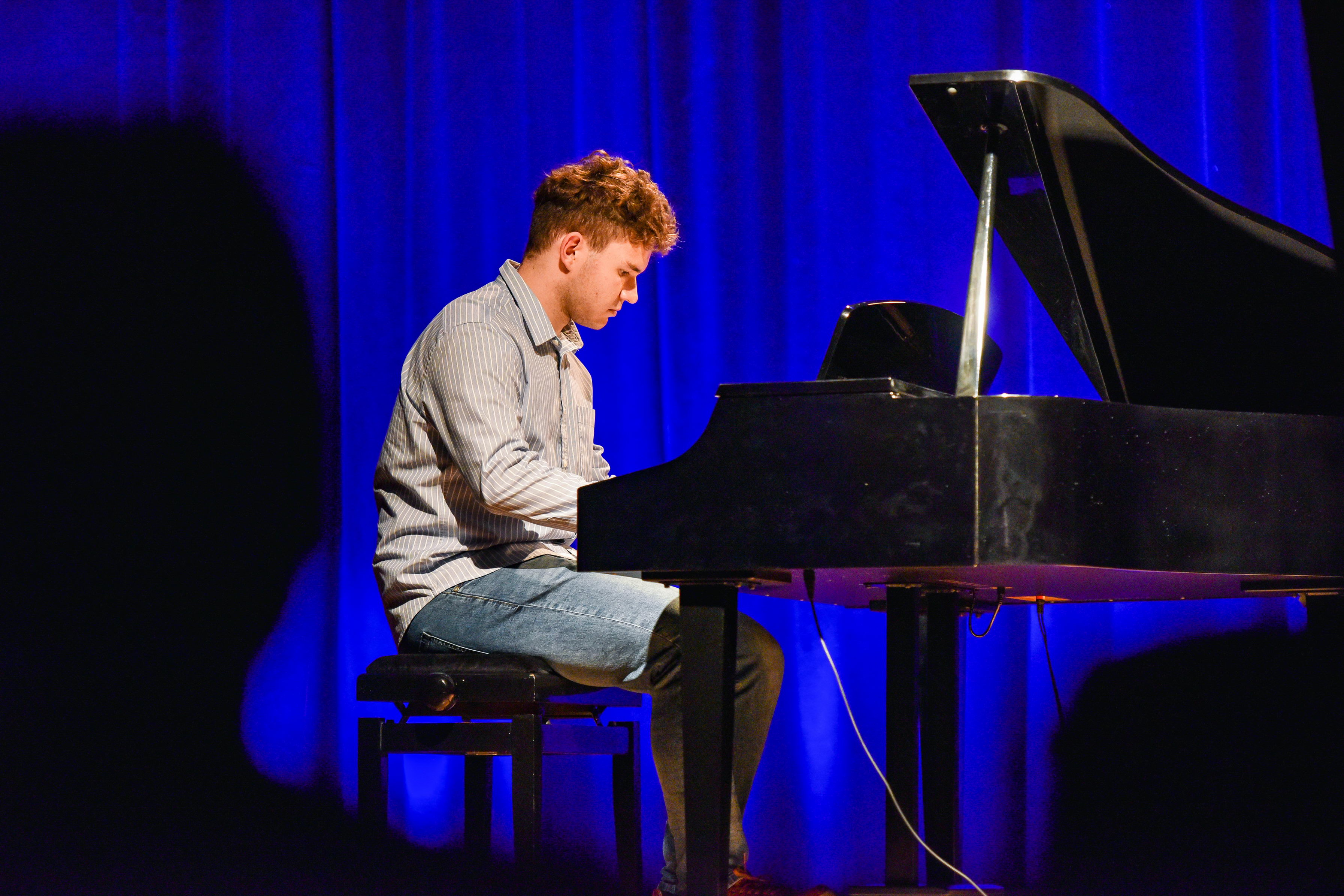 Pianista na scenie podzas Dnia Działacza Kultury 26. maja 2023