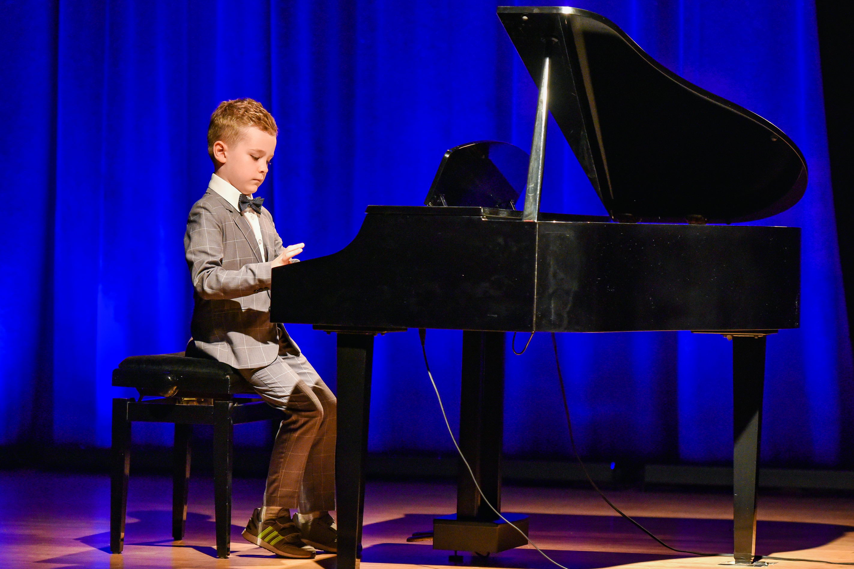 Pianista na scenie podzas Dnia Działacza Kultury 26. maja 2023