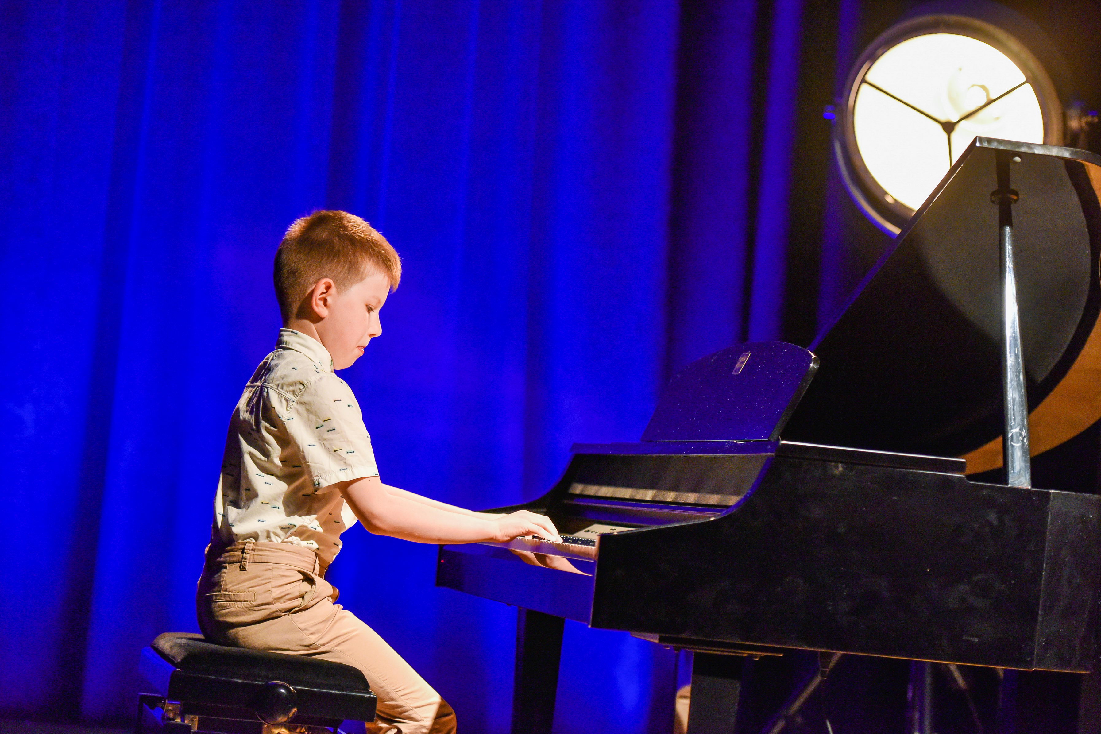 Pianista na scenie podzas Dnia Działacza Kultury 26. maja 2023