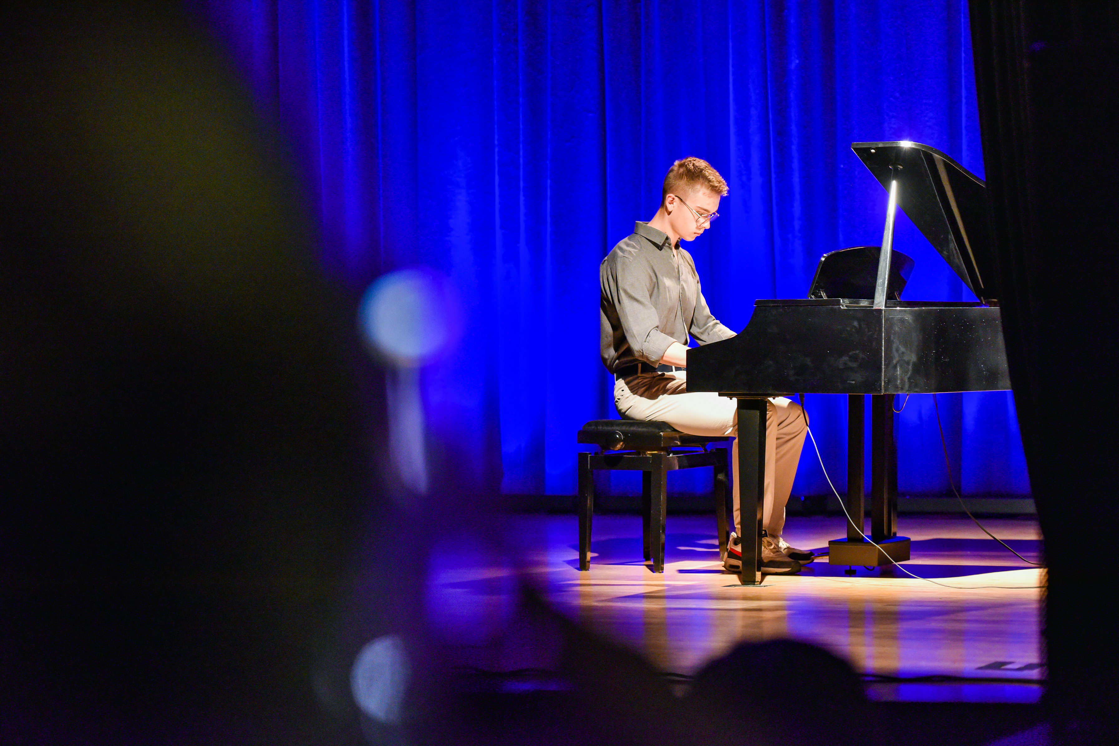 Pianista na scenie podzas Dnia Działacza Kultury 26. maja 2023