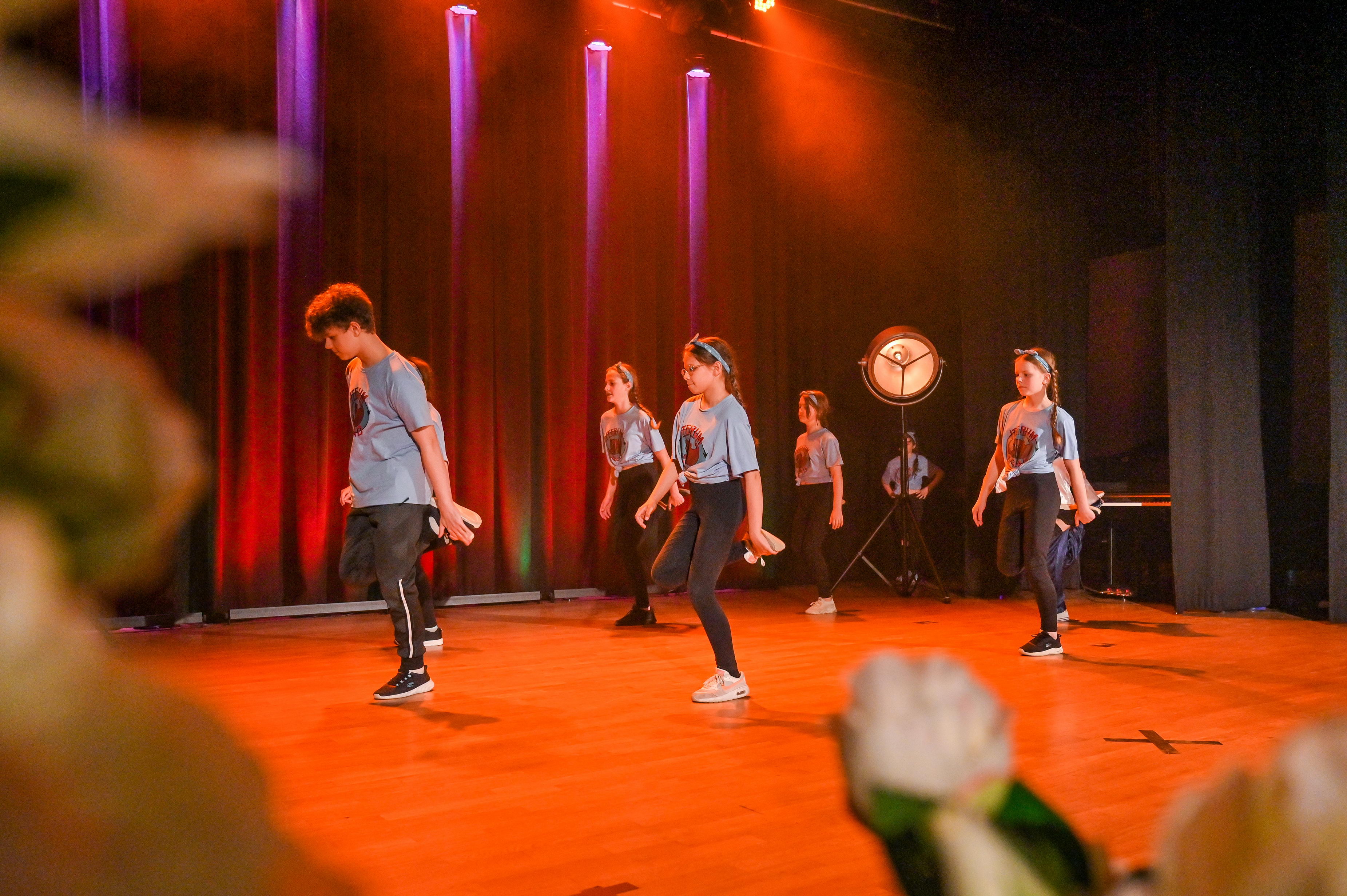Tancerze Iterum Squad na scenie podzas Dnia Działacza Kultury 26. maja 2023
