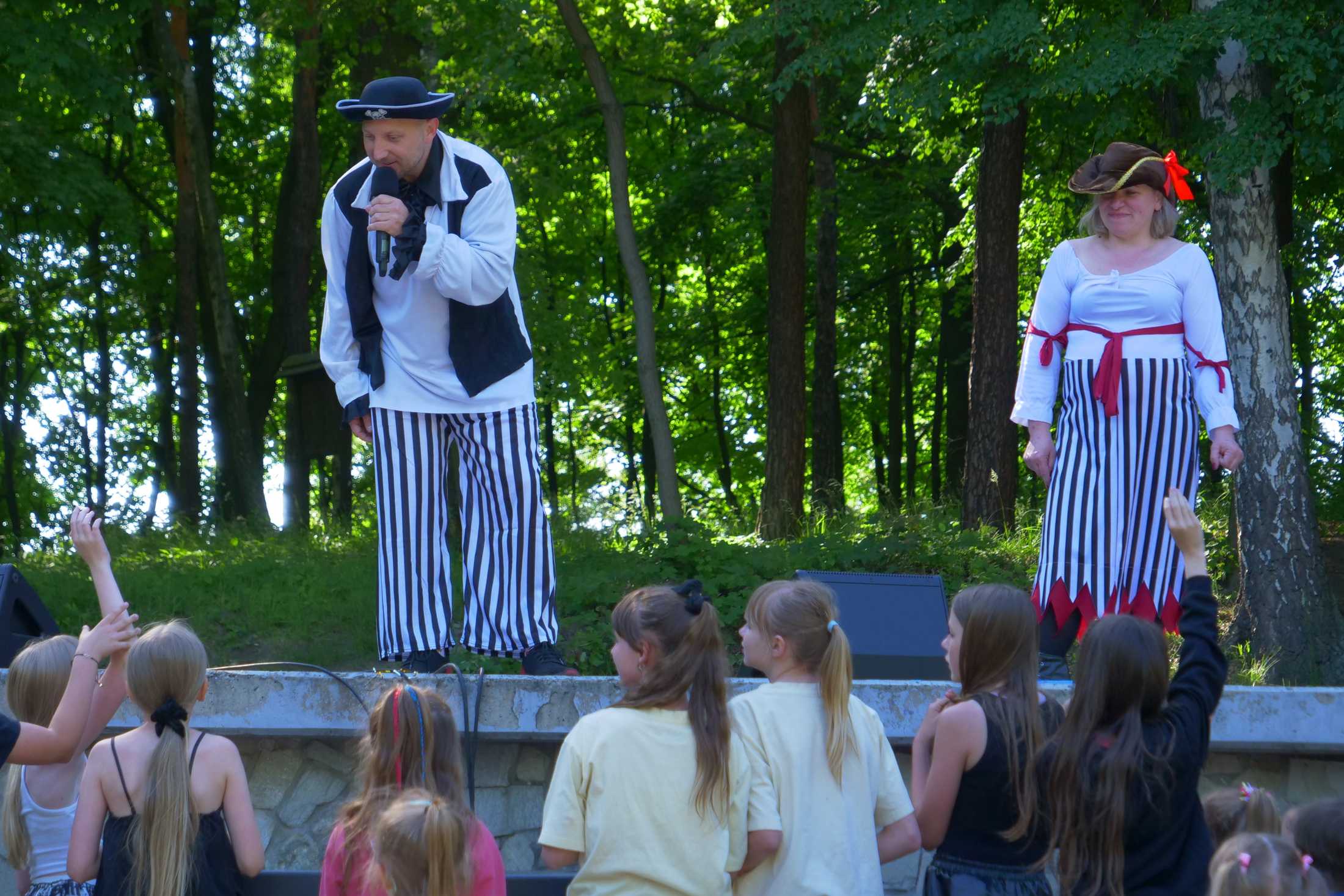 Uczestnicy zabawy i animatorzy na dniu dziecka w Parku Miejskim w Wojkowicach 3. czerwca 2023