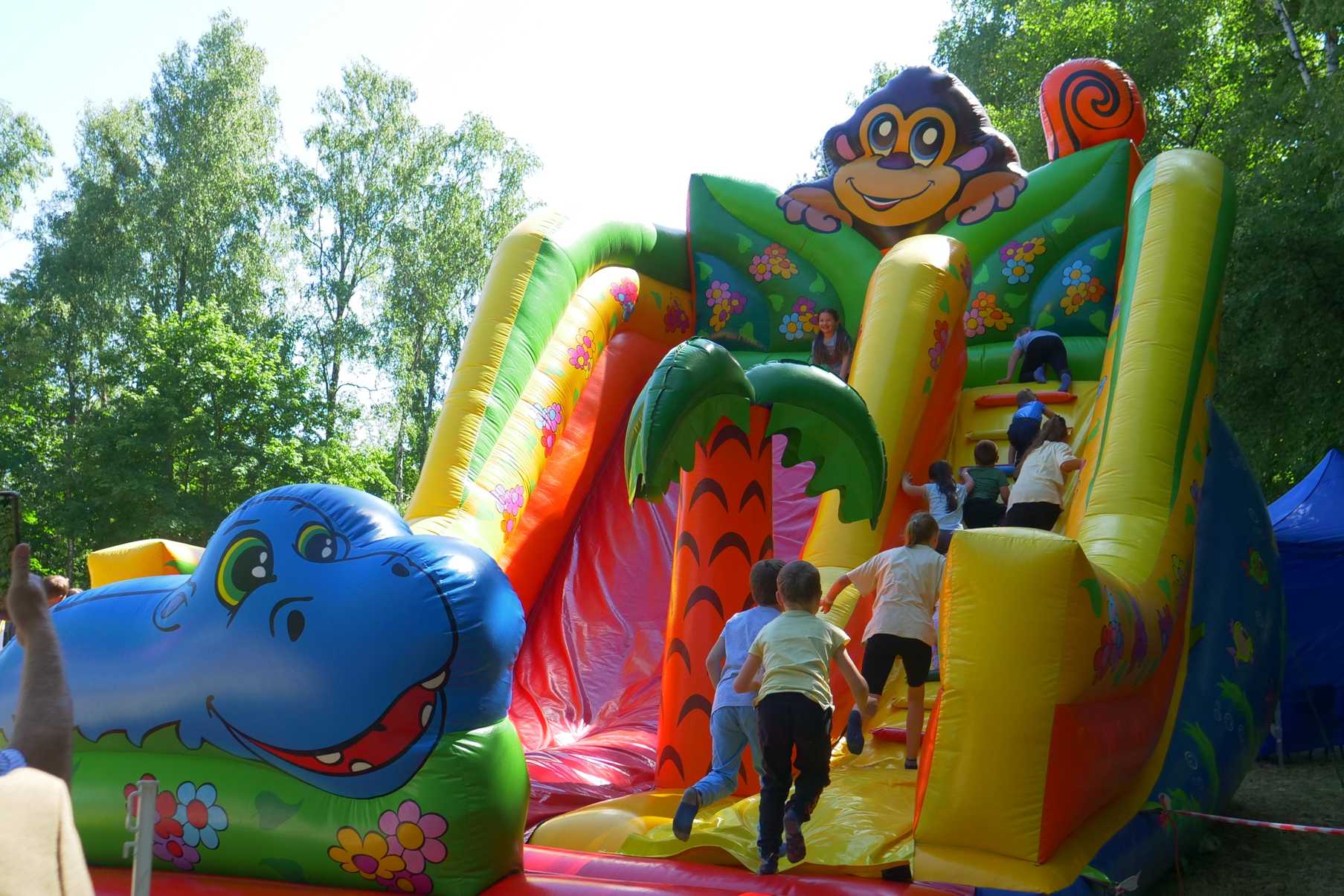 Dmuchaniec zjeżdżalnia na dniu dziecka w Parku Miejskim w Wojkowicach 3. czerwca 2023