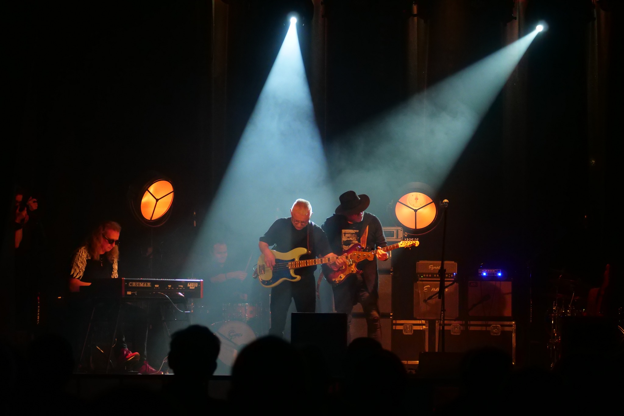 Artyści podczas koncertu Blues nad Brynicą na scenie Miejskiego Ośrodka Kultury w Wojkowicach