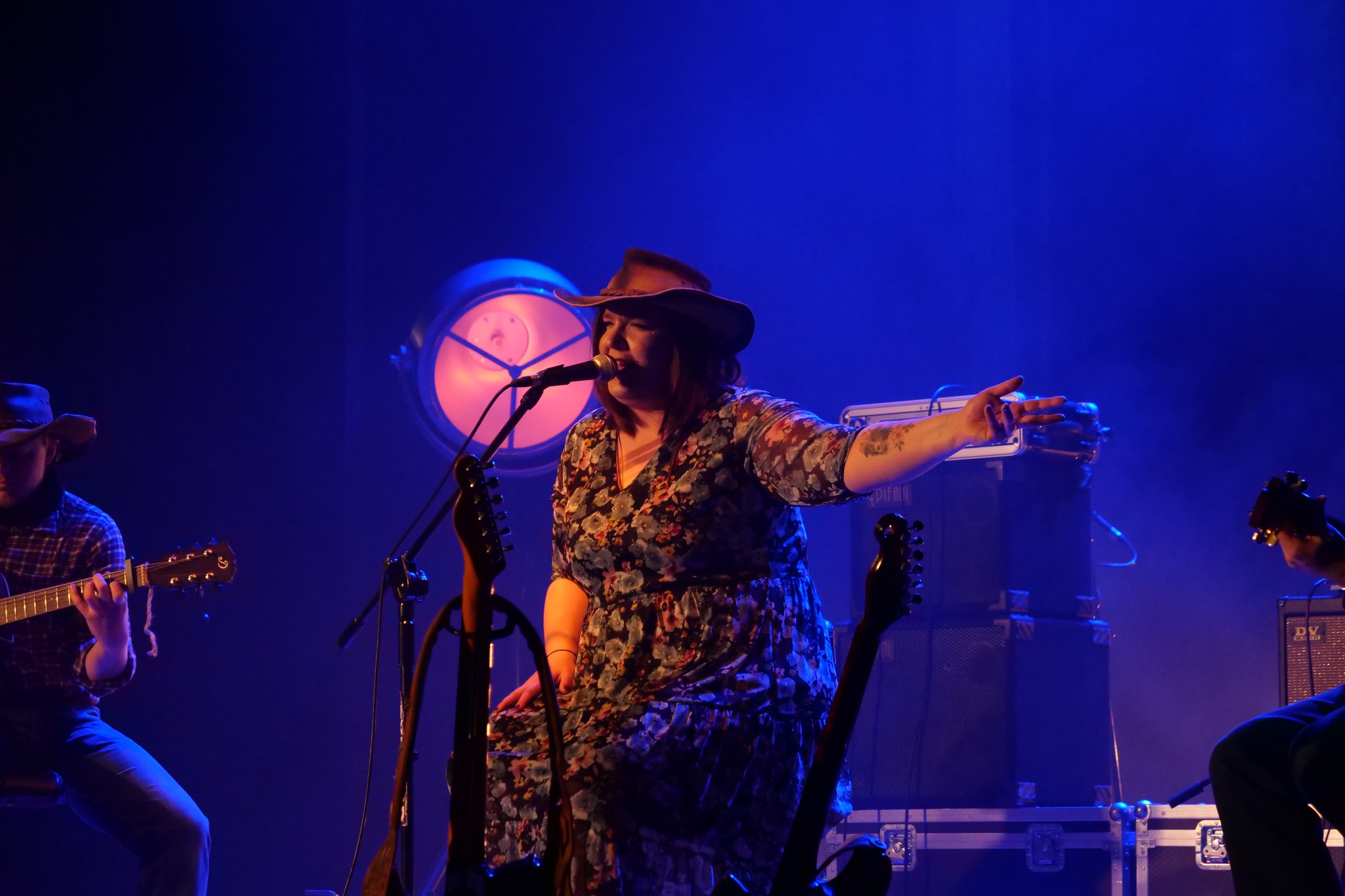 Artyści podczas koncertu Blues nad Brynicą na scenie Miejskiego Ośrodka Kultury w Wojkowicach