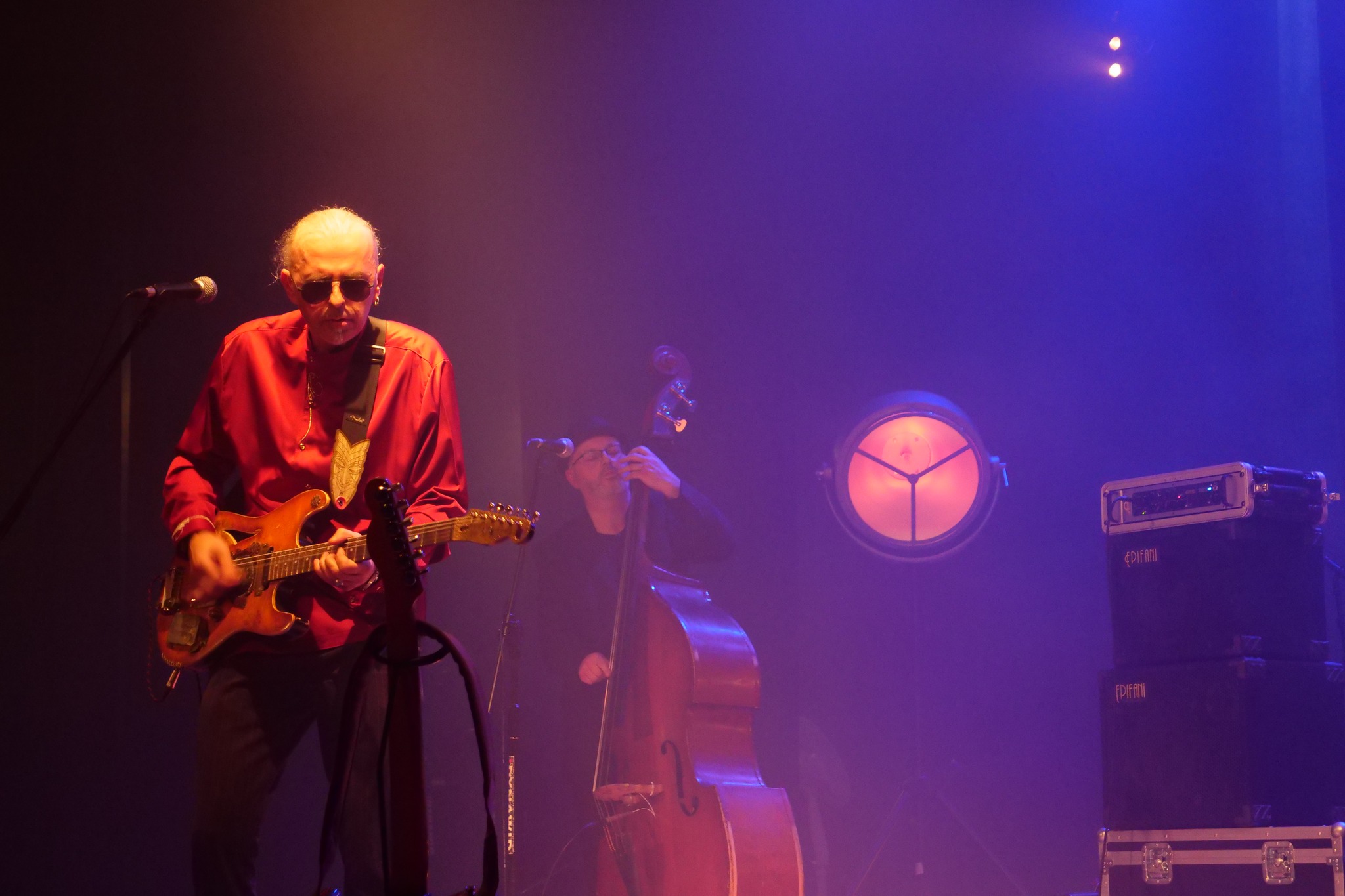Artyści podczas koncertu Blues nad Brynicą na scenie Miejskiego Ośrodka Kultury w Wojkowicach