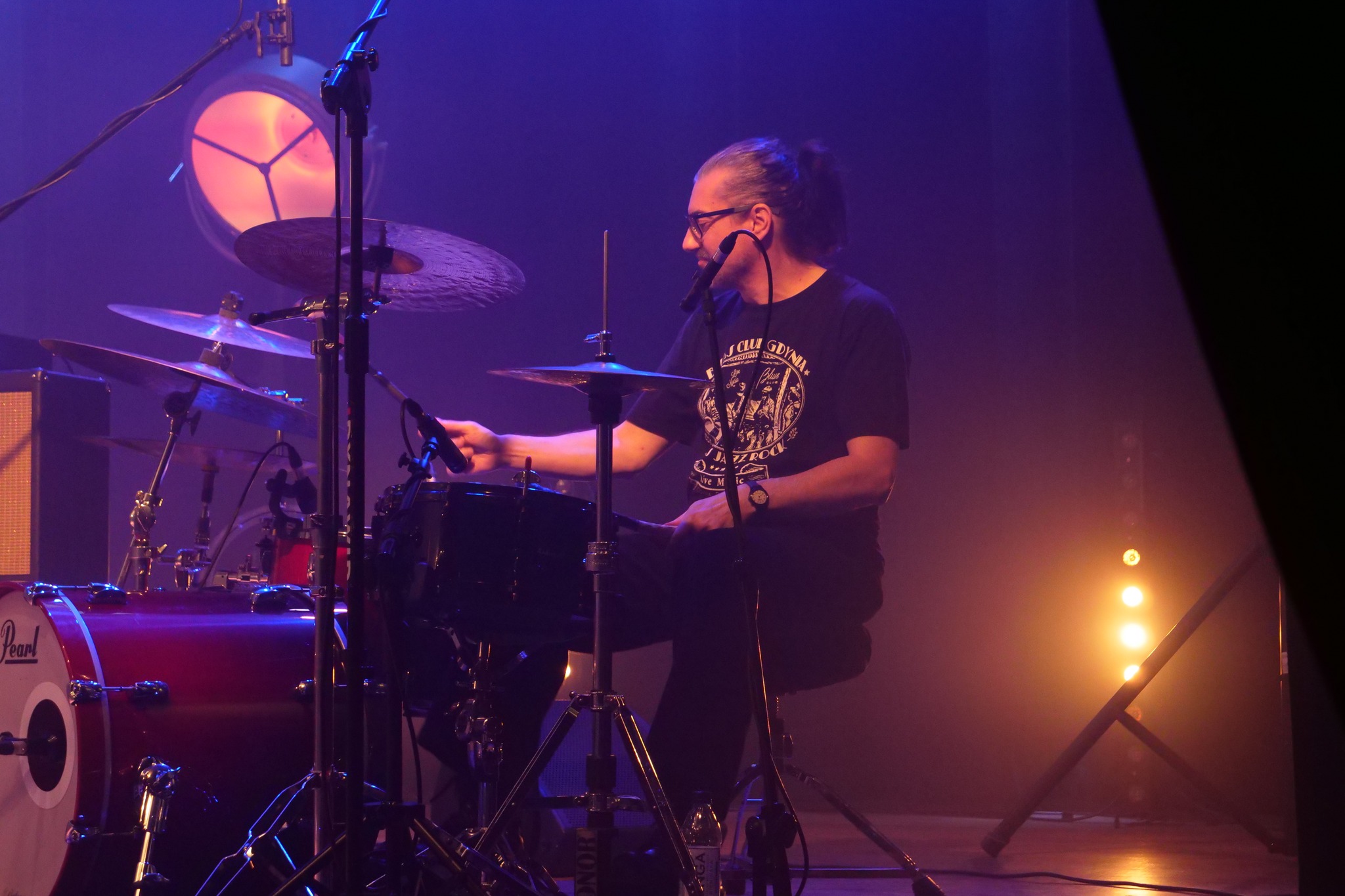 Artyści podczas koncertu Blues nad Brynicą na scenie Miejskiego Ośrodka Kultury w Wojkowicach