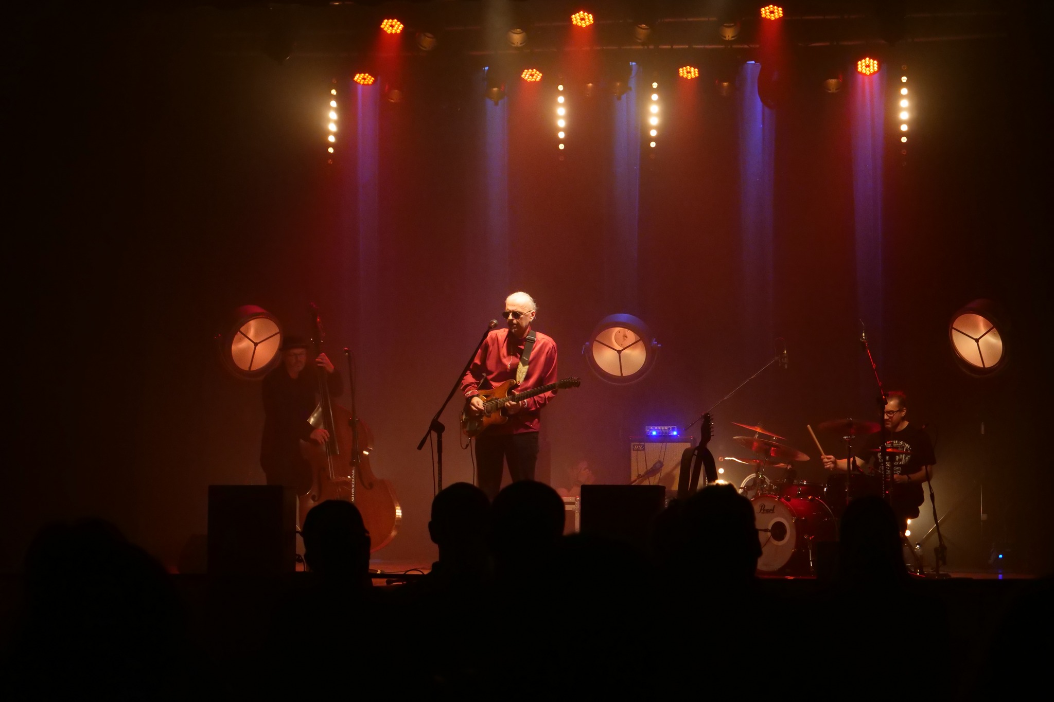 Artyści podczas koncertu Blues nad Brynicą na scenie Miejskiego Ośrodka Kultury w Wojkowicach