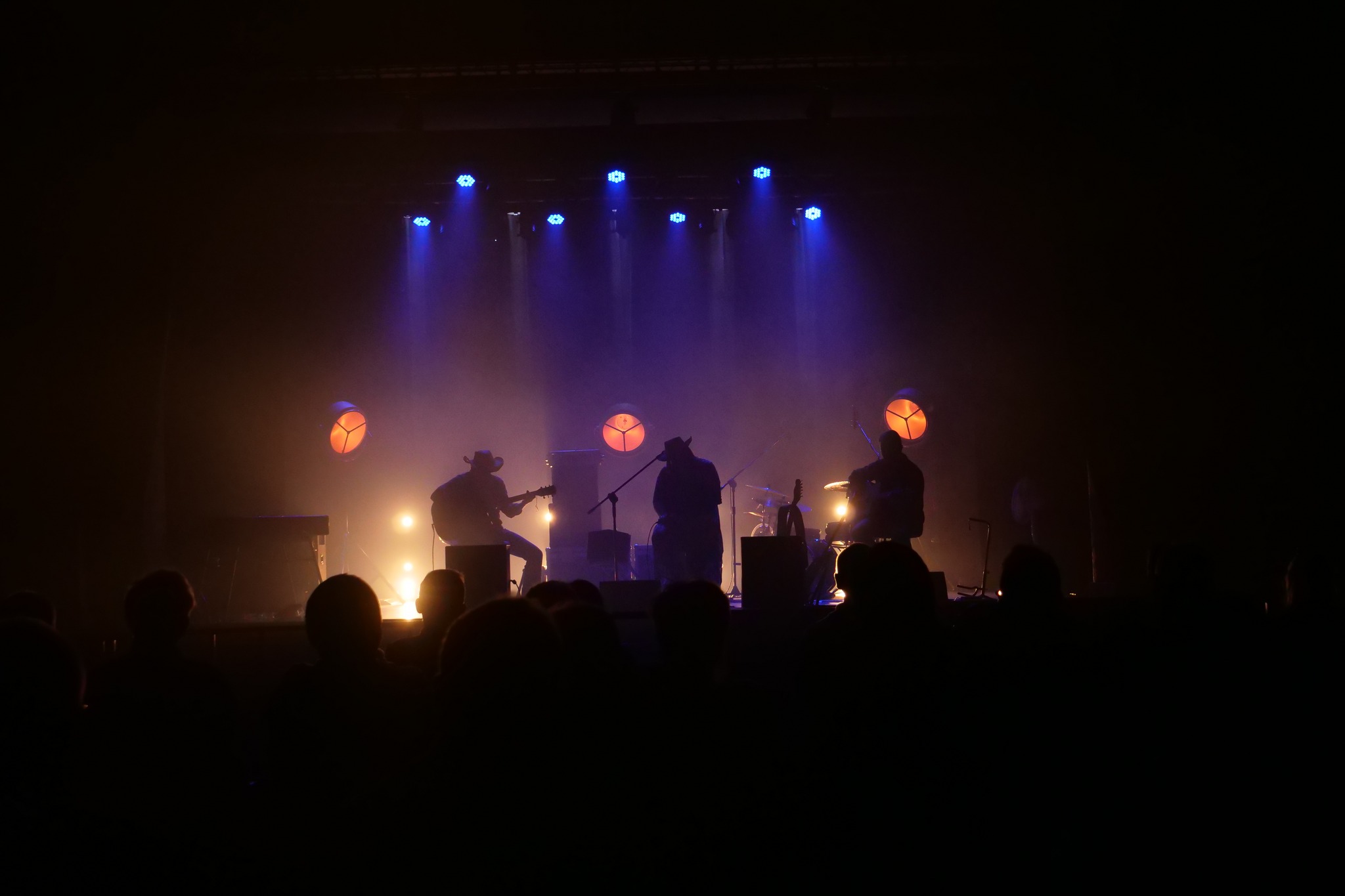 Artyści podczas koncertu Blues nad Brynicą na scenie Miejskiego Ośrodka Kultury w Wojkowicach