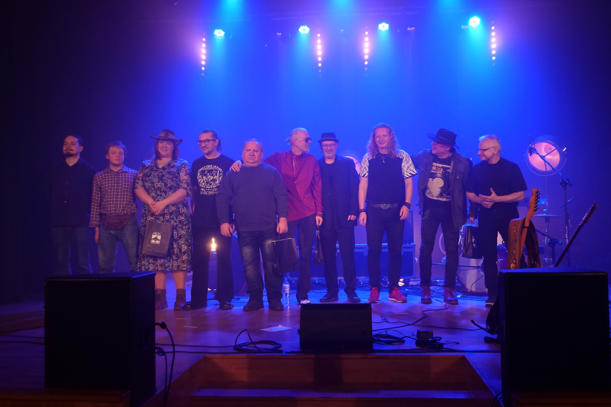 Artyści podczas koncertu Blues nad Brynicą na scenie Miejskiego Ośrodka Kultury w Wojkowicach
