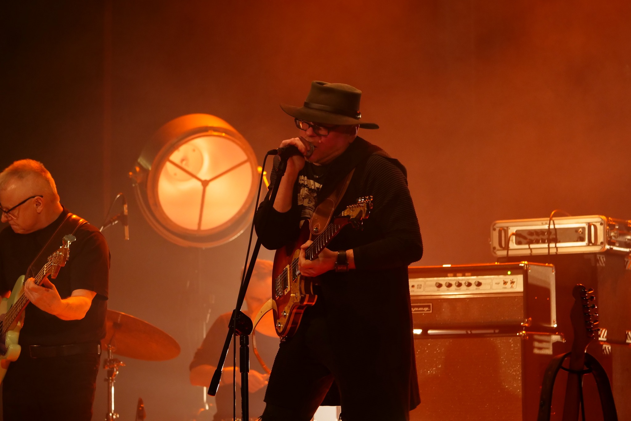Artyści podczas koncertu Blues nad Brynicą na scenie Miejskiego Ośrodka Kultury w Wojkowicach