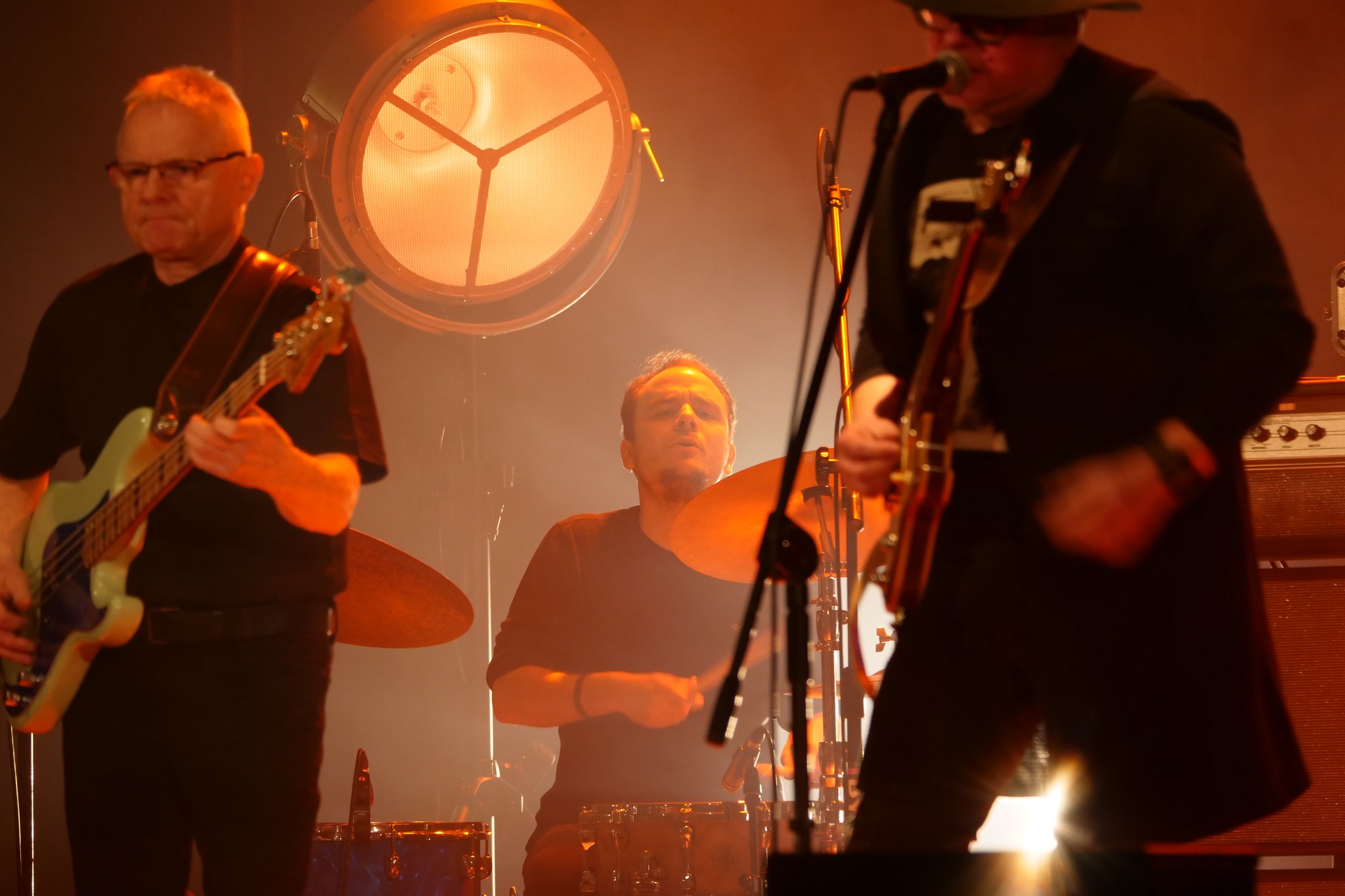 Artyści podczas koncertu Blues nad Brynicą na scenie Miejskiego Ośrodka Kultury w Wojkowicach