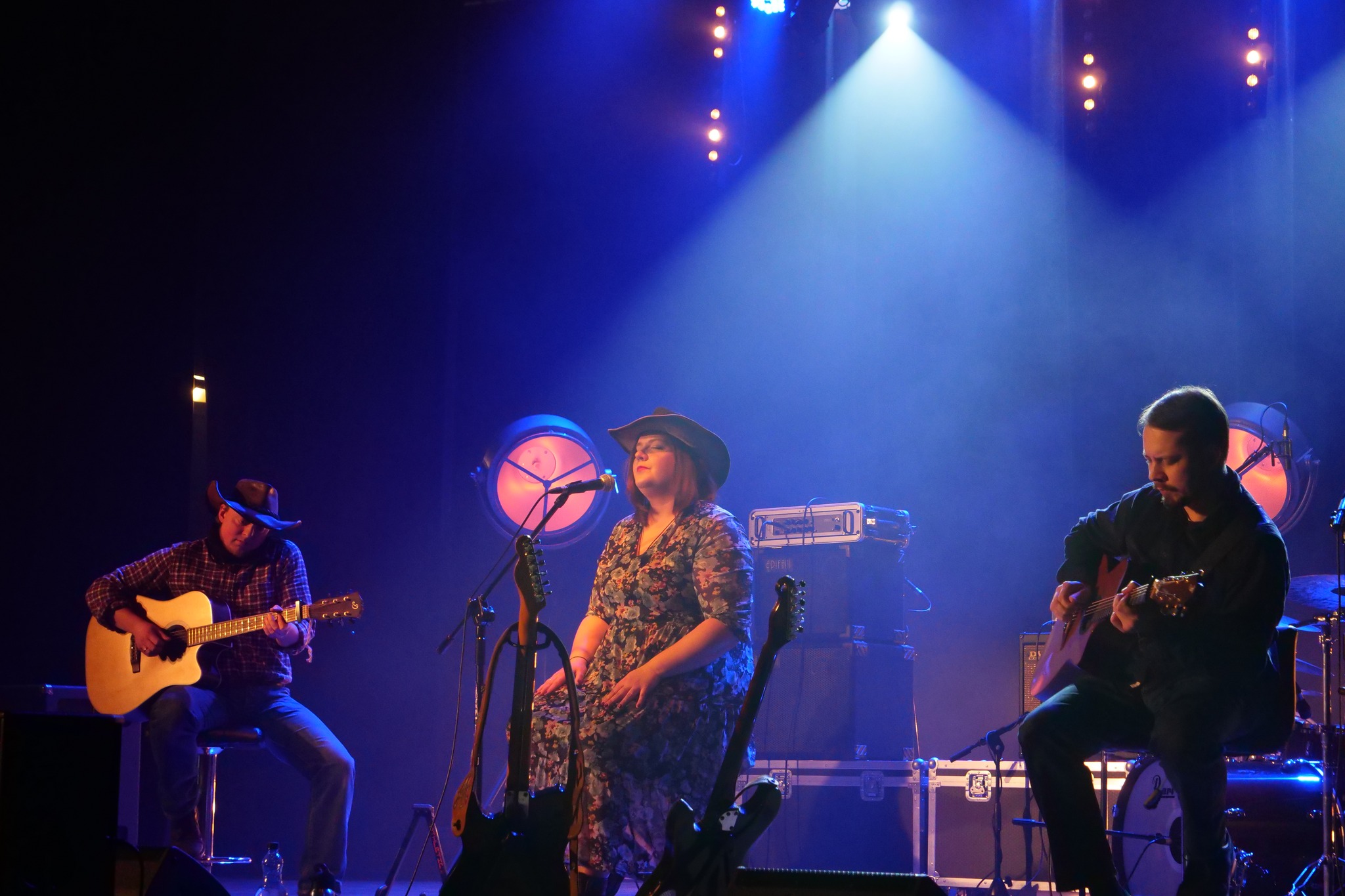 Artyści podczas koncertu Blues nad Brynicą na scenie Miejskiego Ośrodka Kultury w Wojkowicach