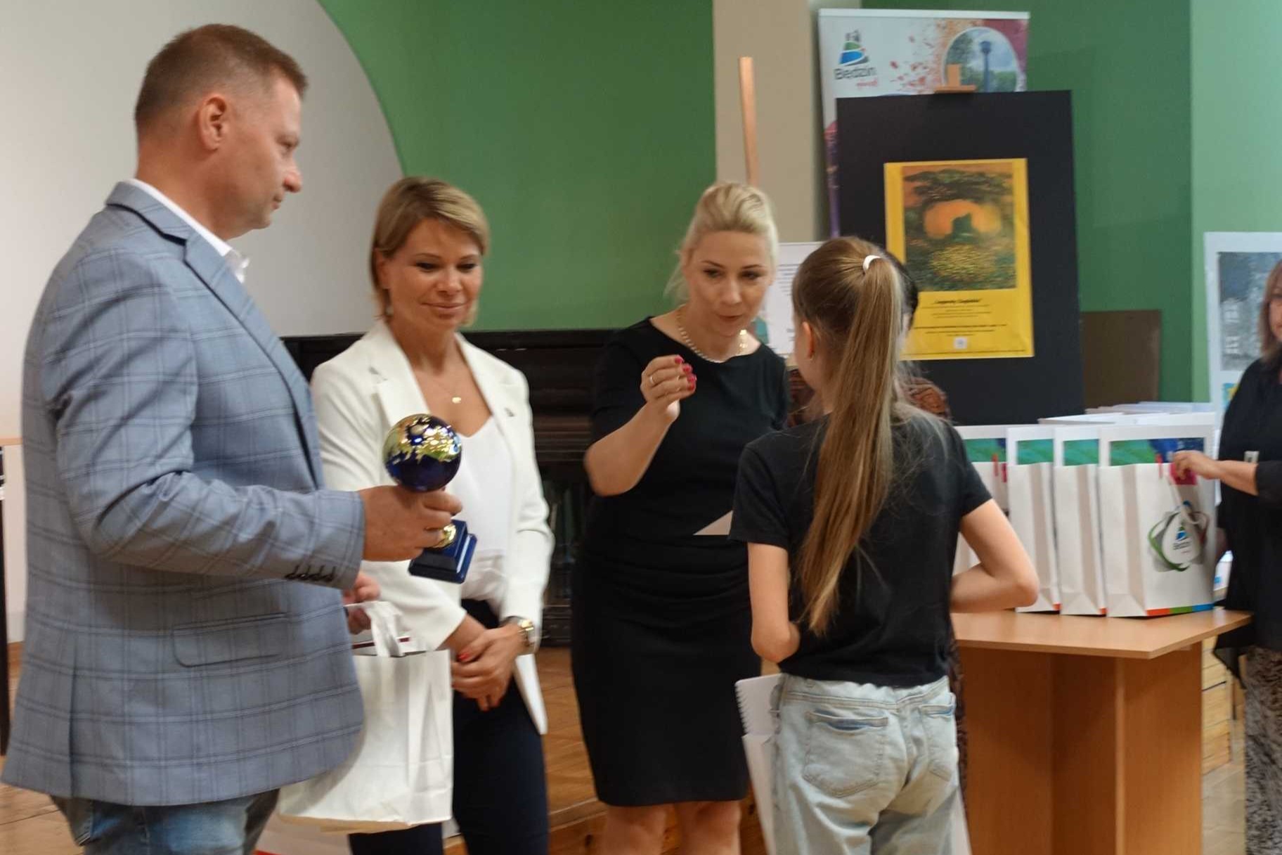 odbiór nagrody przez uczestniczkę na Ogólnopolskim Konkursie Malarskim "Zagłębiowskie legendy" - MOK Wojkowice
