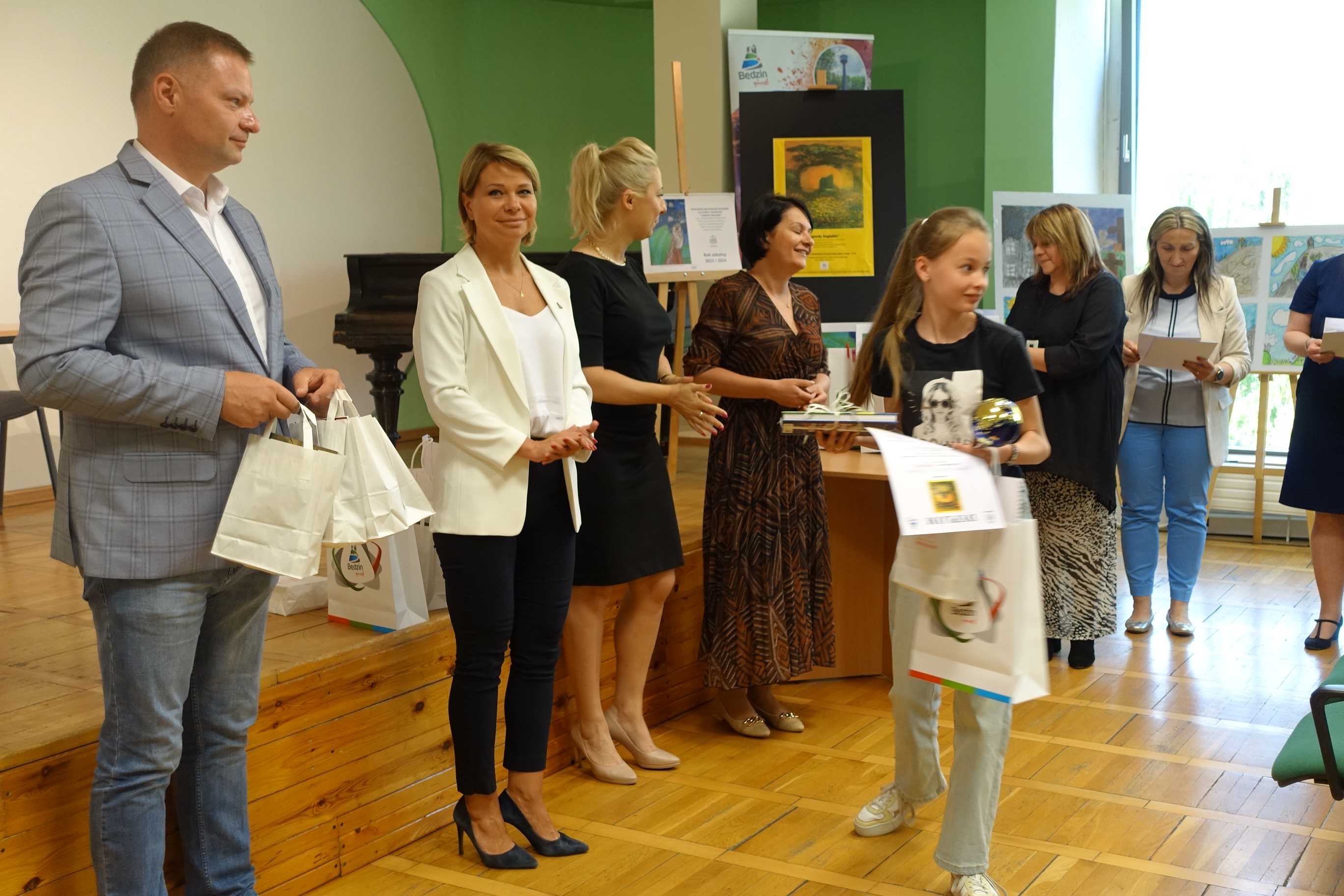 odbiór nagrody przez uczestniczkę na Ogólnopolskim Konkursie Malarskim "Zagłębiowskie legendy" - MOK Wojkowice