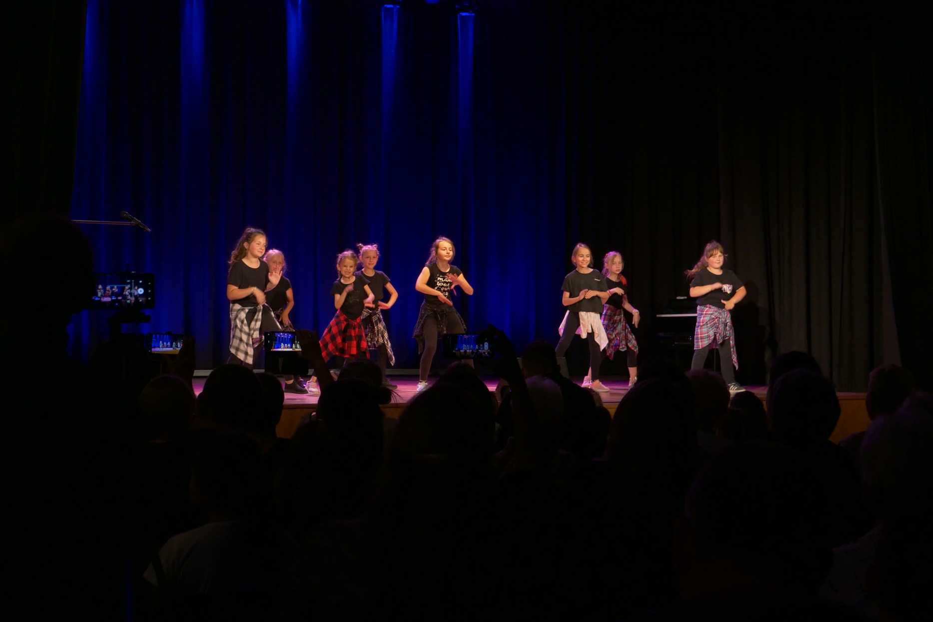 Tancerze na scenie podczas popisów muzyczne dzieci i młodzieży w Miejskim Ośrodku Kultury w Wojkowicach