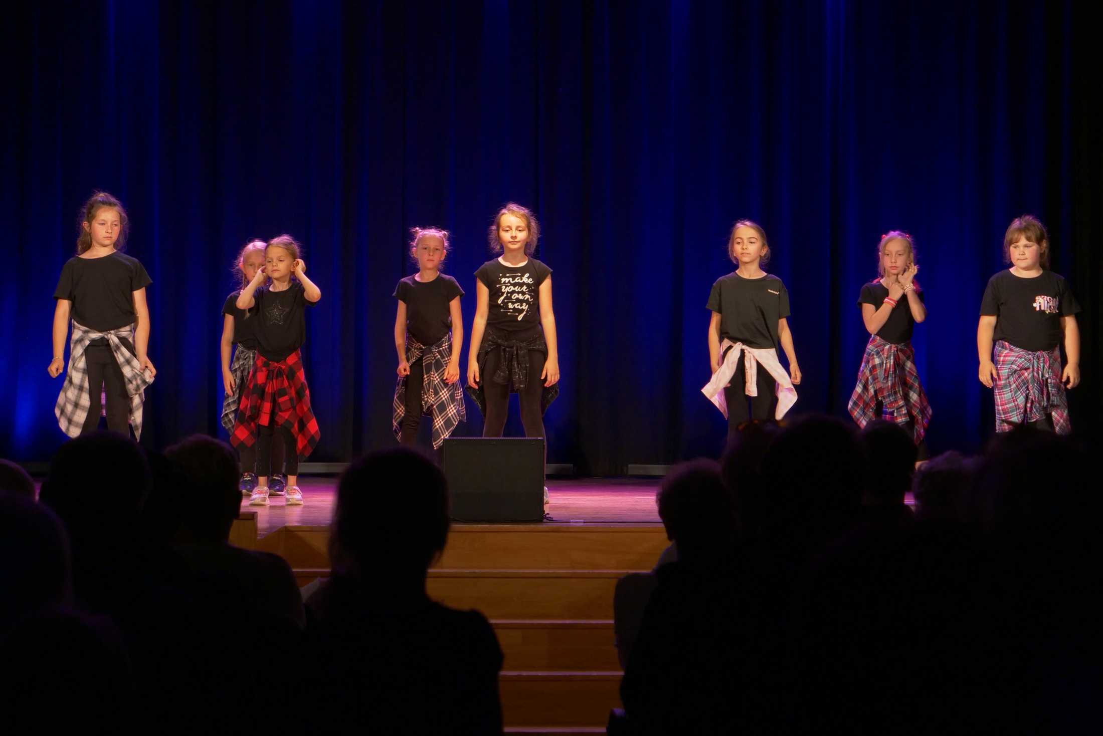 Tancerze na scenie podczas popisów muzyczne dzieci i młodzieży w Miejskim Ośrodku Kultury w Wojkowicach