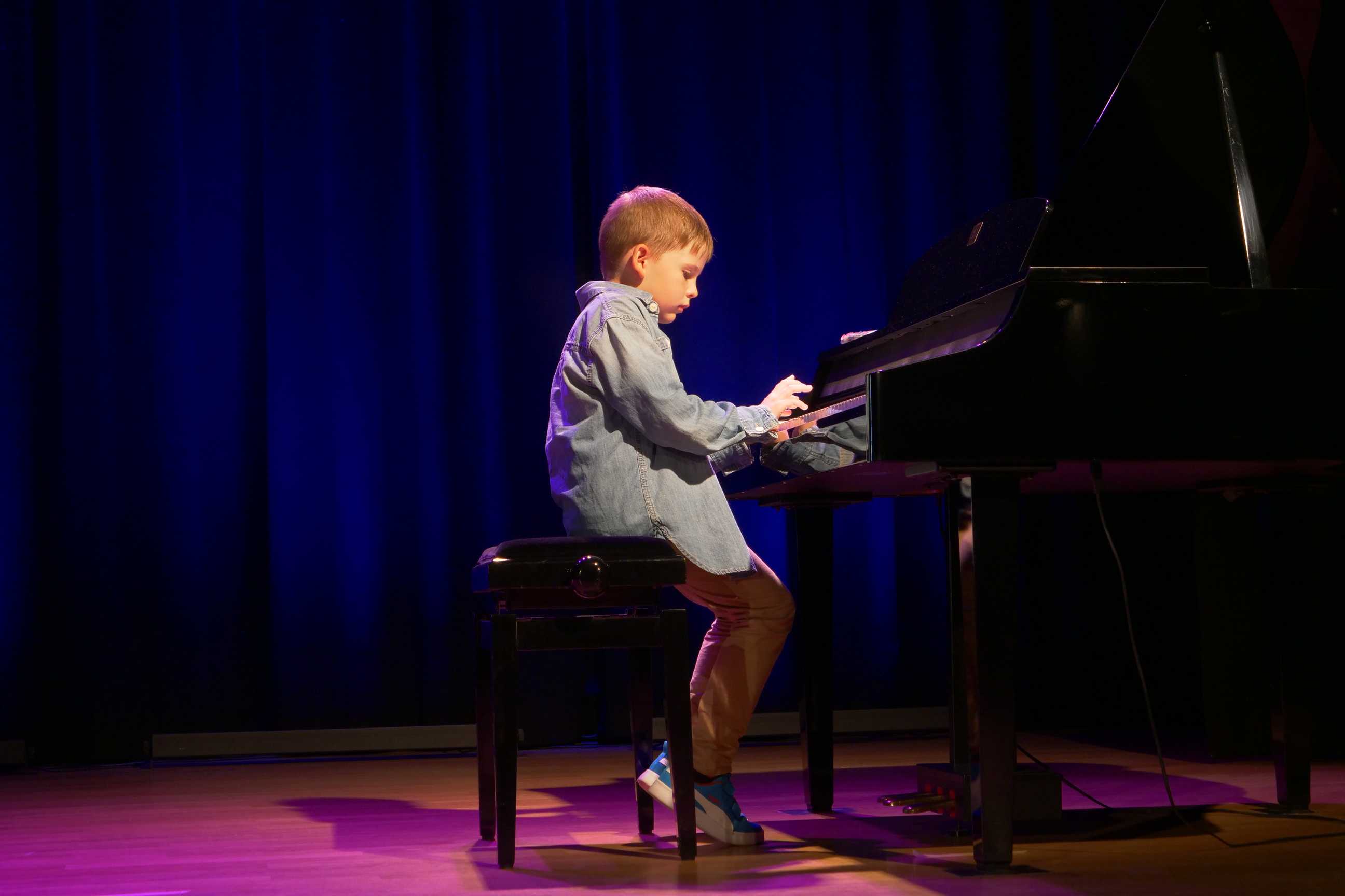 Pianista na scenie podczas popisów muzyczne dzieci i młodzieży w Miejskim Ośrodku Kultury w Wojkowicach