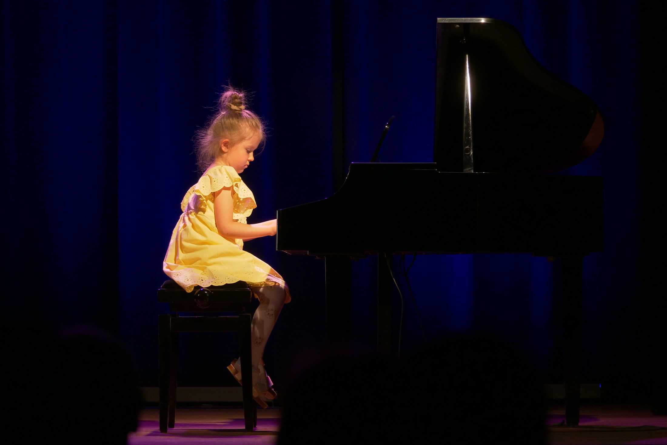 Pianistka na scenie podczas popisów muzyczne dzieci i młodzieży w Miejskim Ośrodku Kultury w Wojkowicach