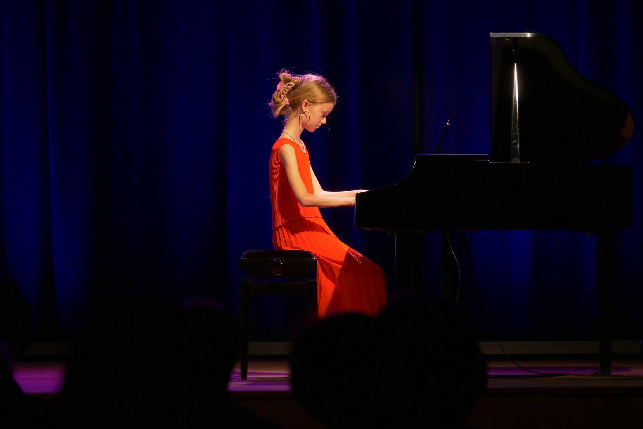 Pianistka na scenie podczas popisów muzyczne dzieci i młodzieży w Miejskim Ośrodku Kultury w Wojkowicach