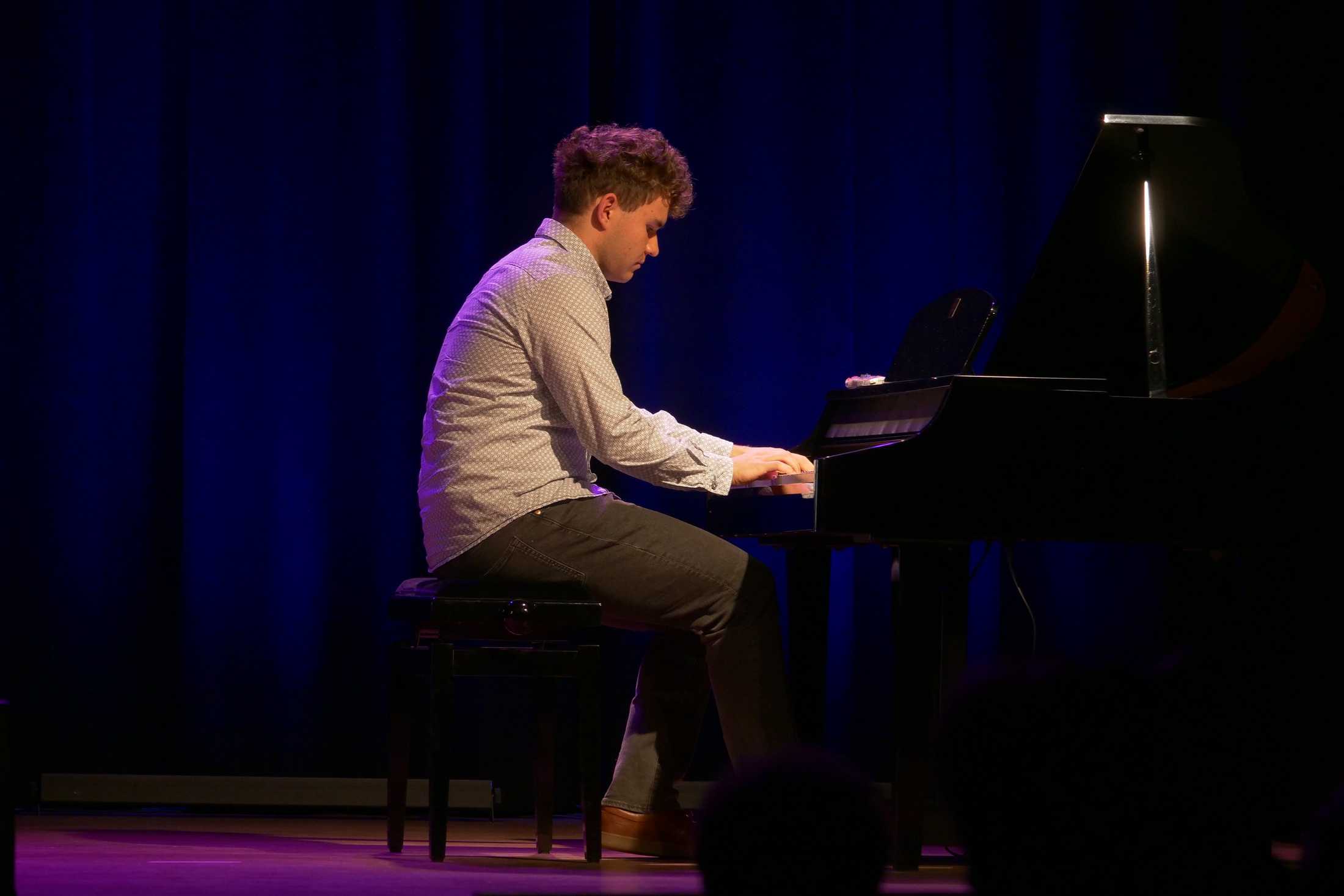 Pianista na scenie podczas popisów muzyczne dzieci i młodzieży w Miejskim Ośrodku Kultury w Wojkowicach