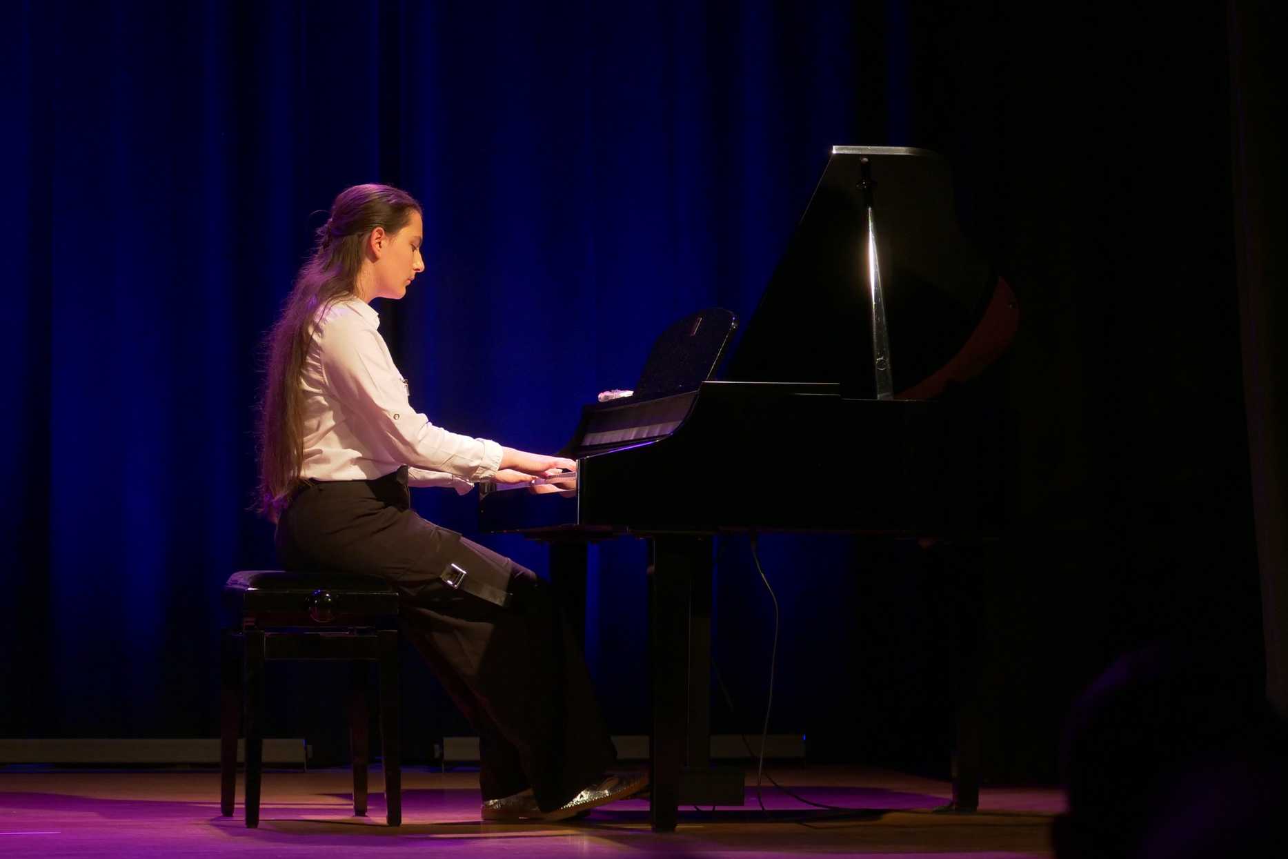 Pianistka na scenie podczas popisów muzyczne dzieci i młodzieży w Miejskim Ośrodku Kultury w Wojkowicach
