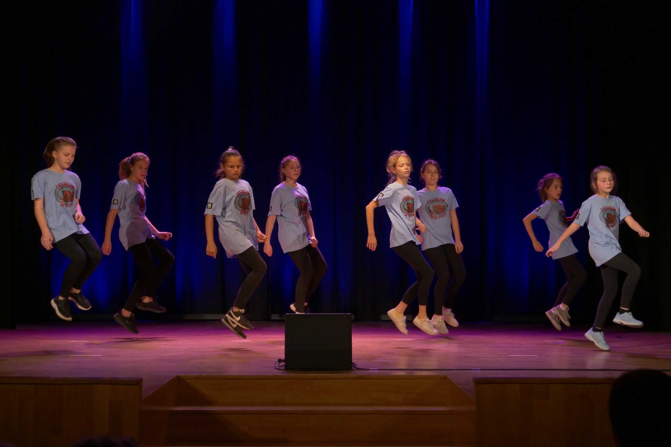 Tancerze na scenie podczas popisów muzyczne dzieci i młodzieży w Miejskim Ośrodku Kultury w Wojkowicach