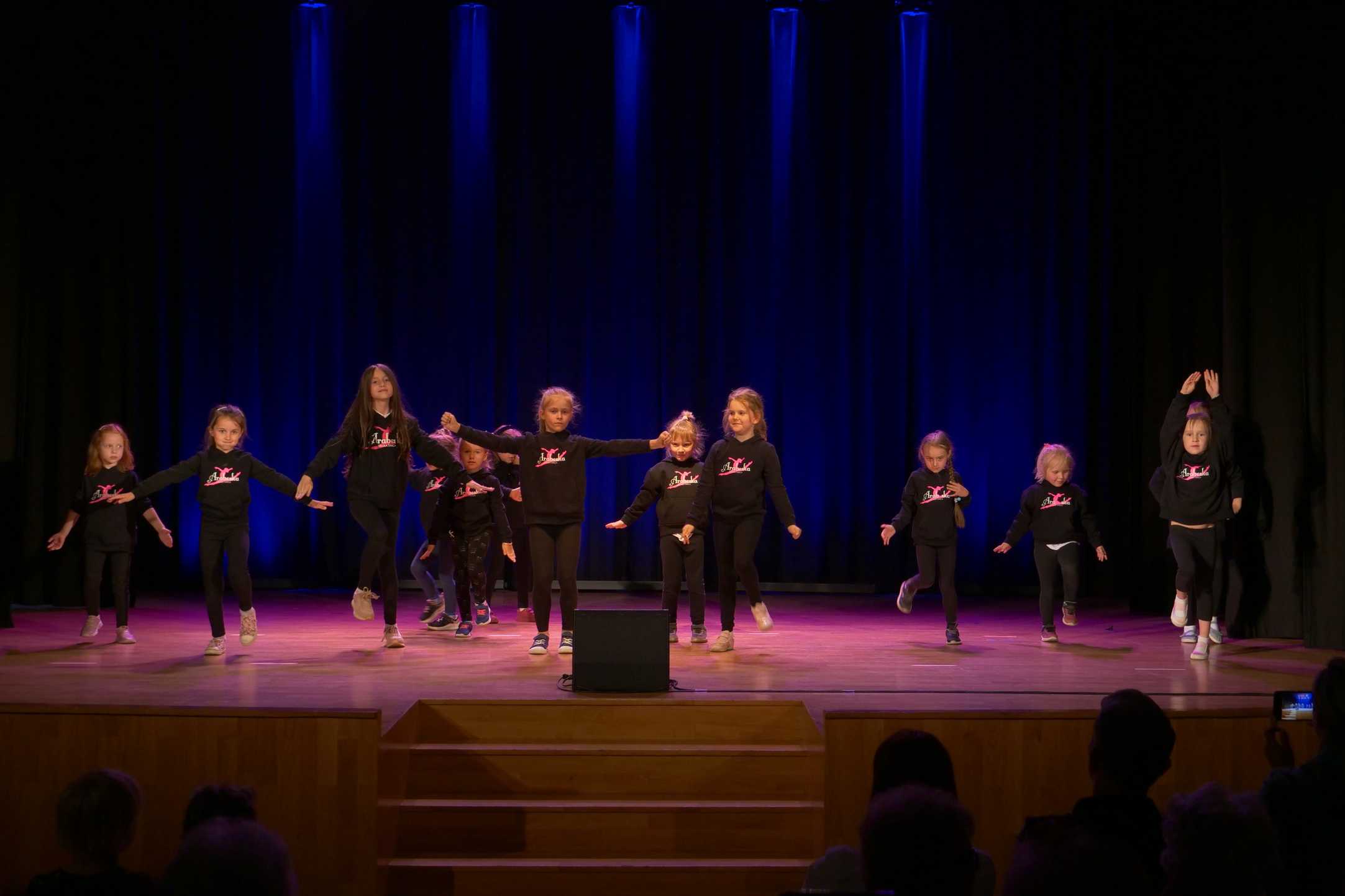 Tancerze na scenie podczas popisów muzyczne dzieci i młodzieży w Miejskim Ośrodku Kultury w Wojkowicach