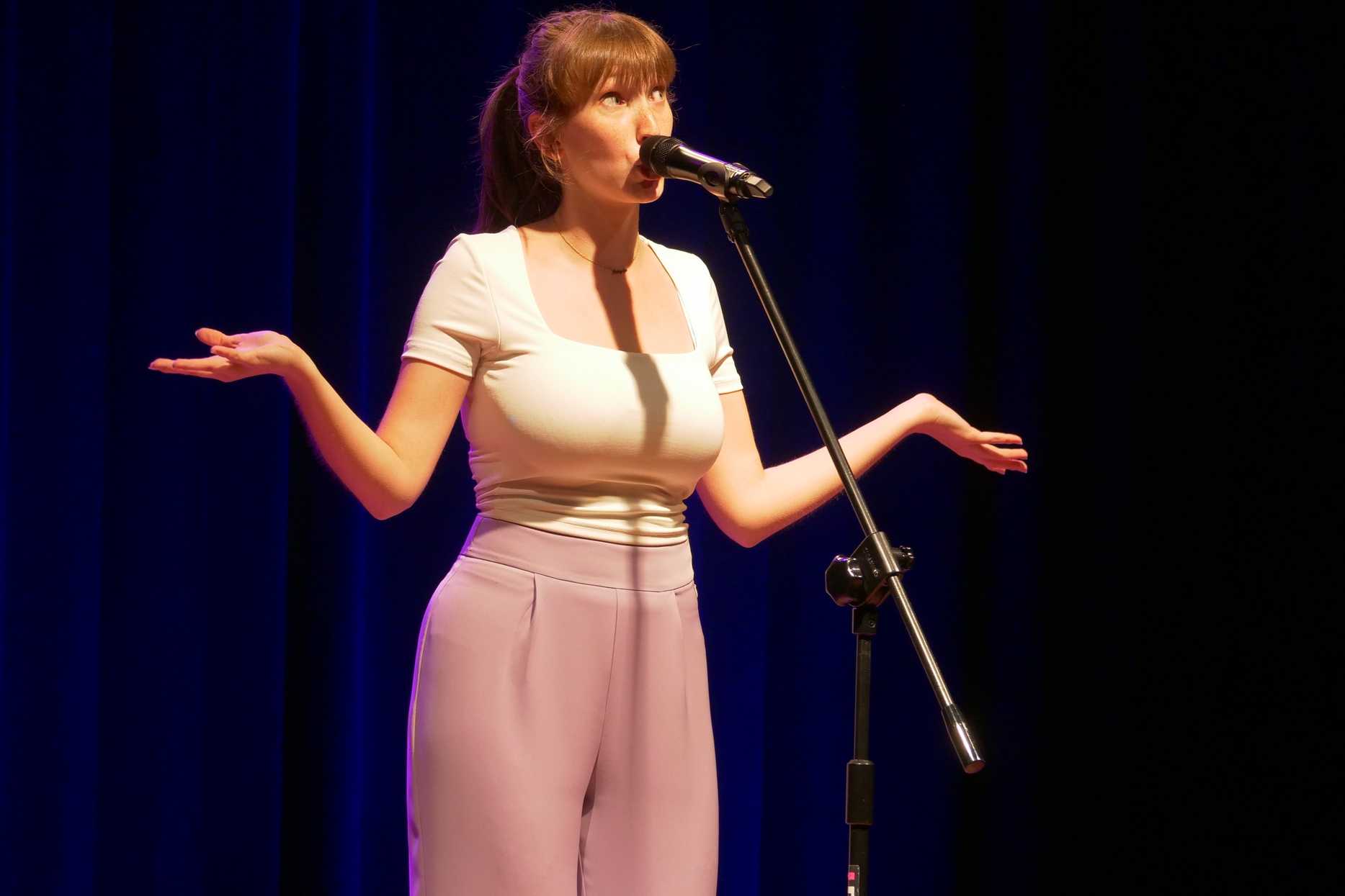 Wokalistka na scenie podczas popisów muzyczne dzieci i młodzieży w Miejskim Ośrodku Kultury w Wojkowicach