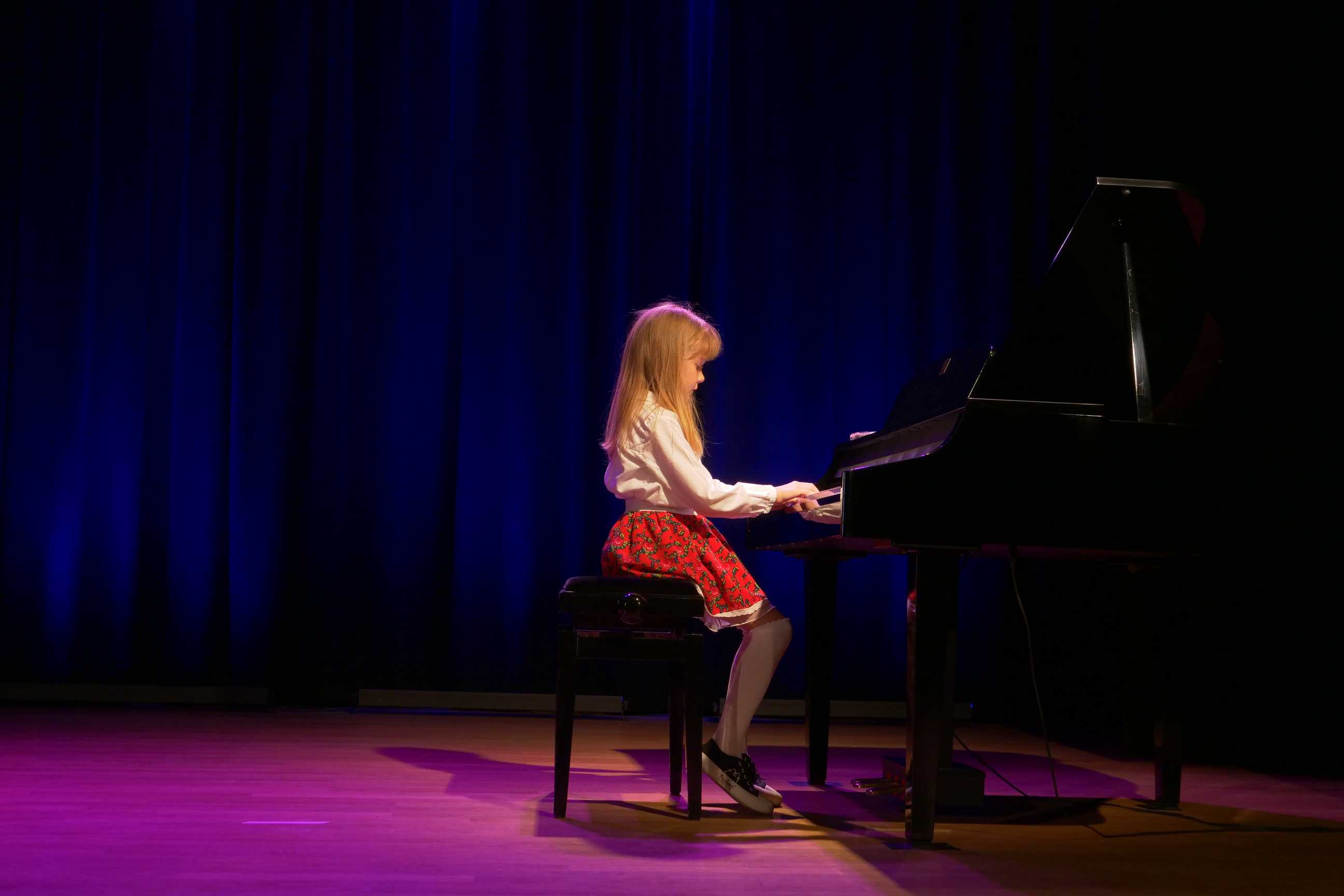 Pianistka na scenie podczas popisów muzyczne dzieci i młodzieży w Miejskim Ośrodku Kultury w Wojkowicach